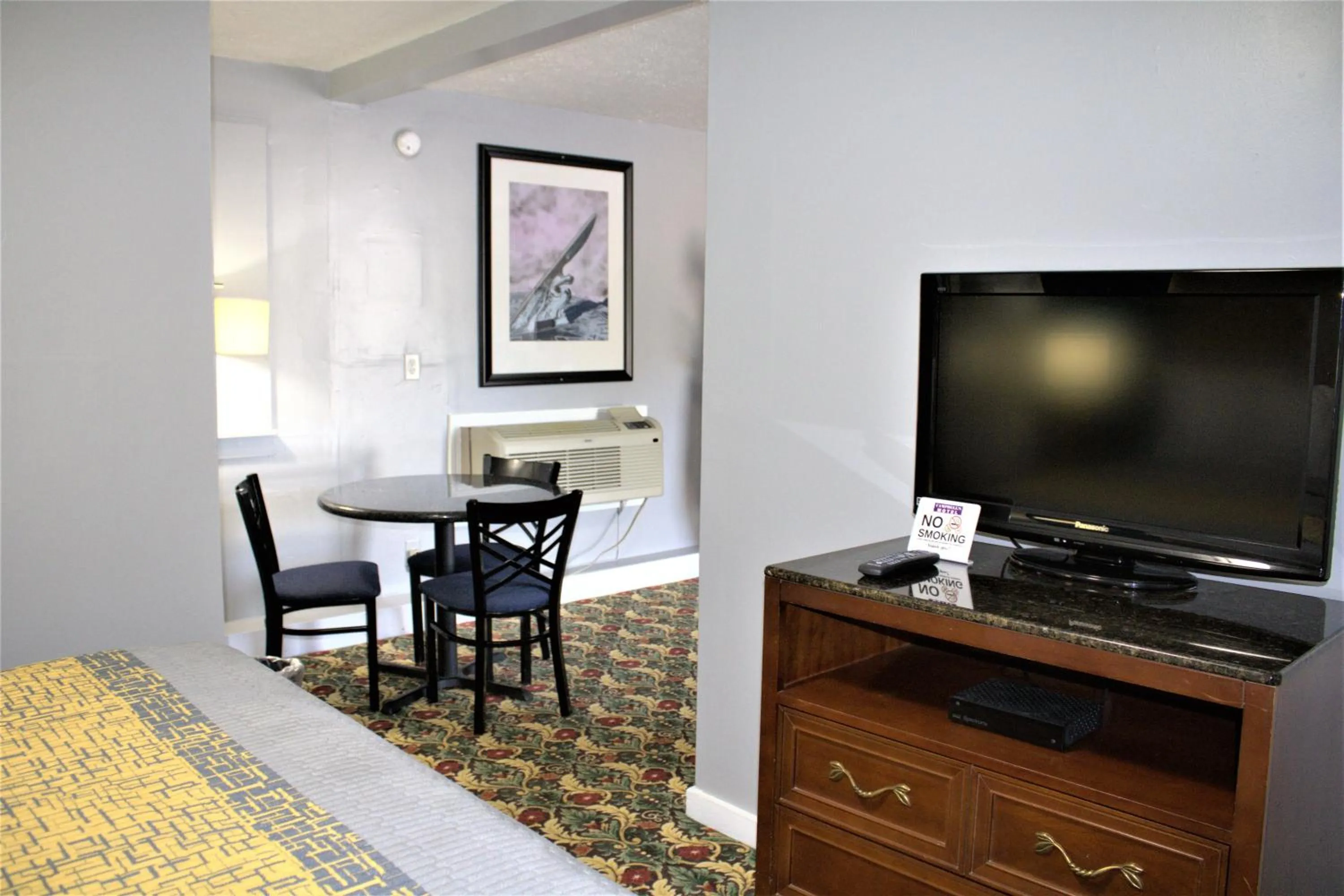 Bed in Hometowne Inn & Suites