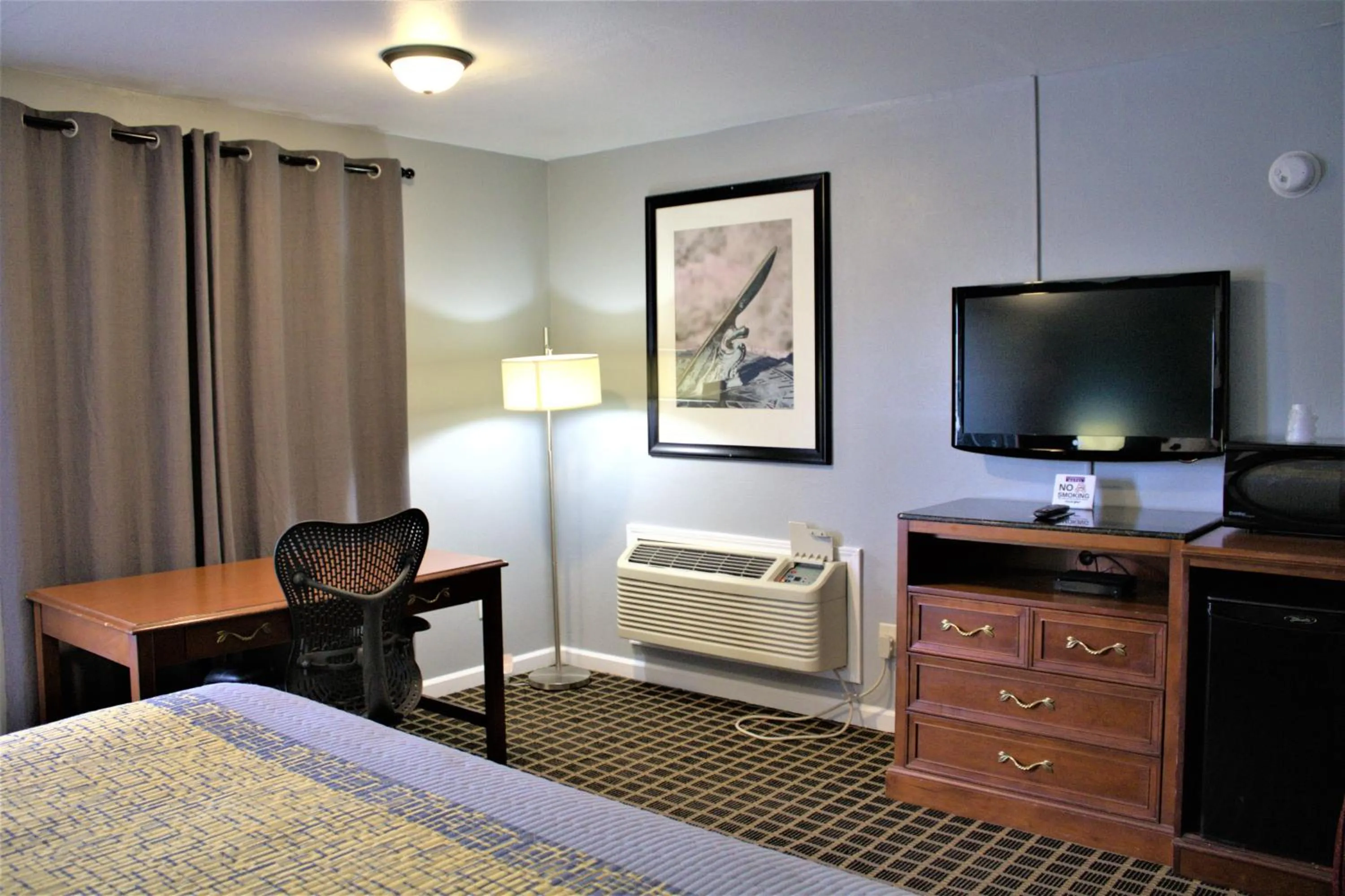 Bed in Hometowne Inn & Suites