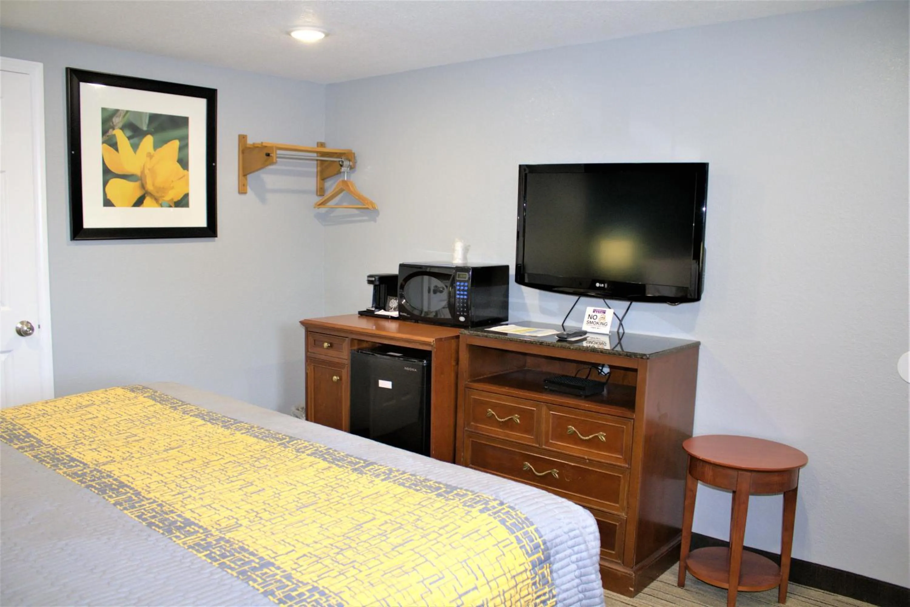 Bed in Hometowne Inn & Suites