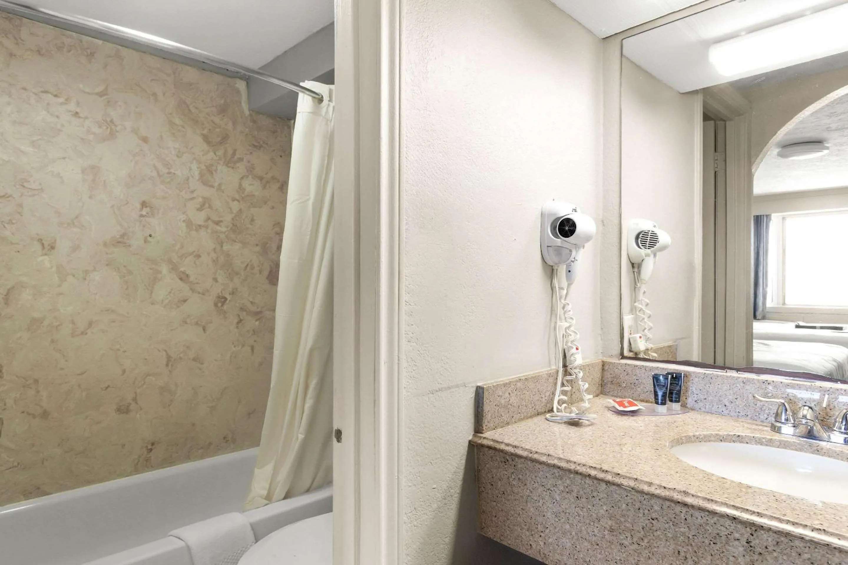 Bedroom in Knights Inn Galveston