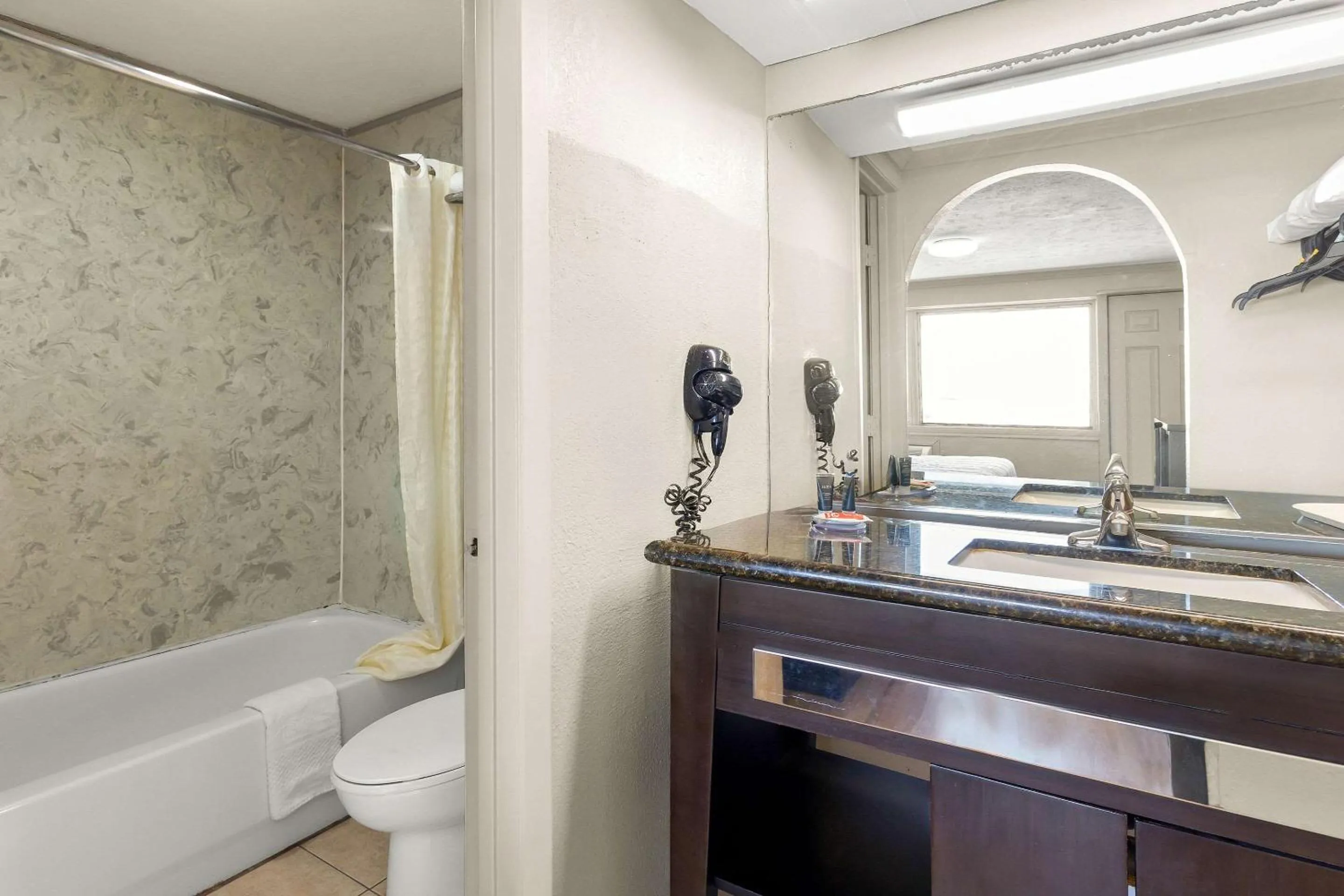 Bedroom in Knights Inn Galveston