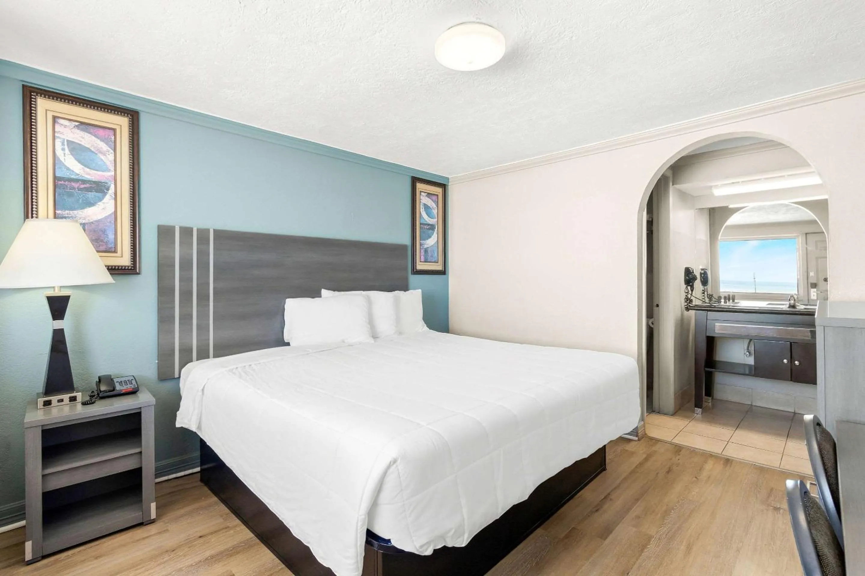 Bedroom in Knights Inn Galveston