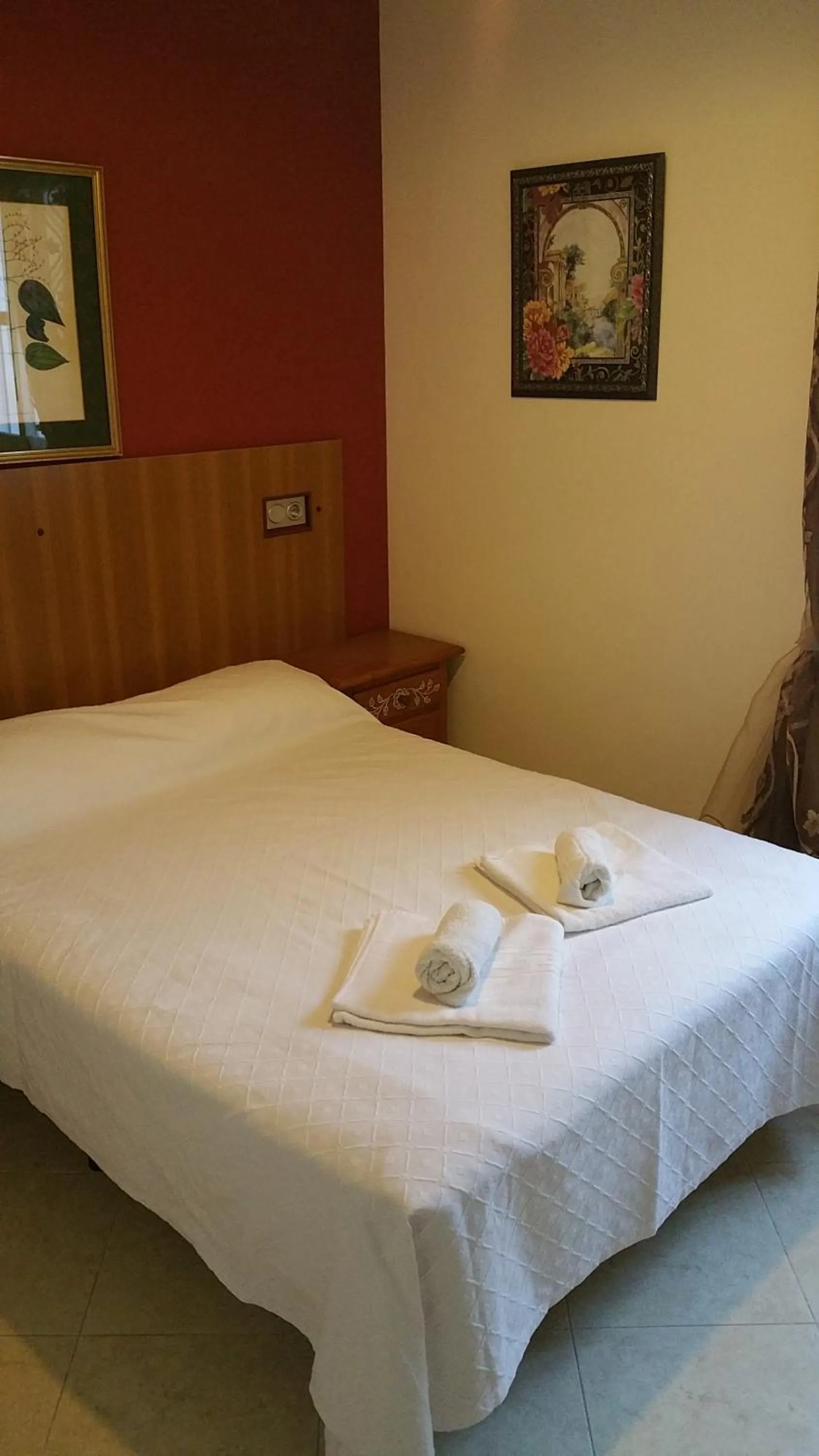 Photo of the whole room, Bed in Sotel Valle Guadiaro