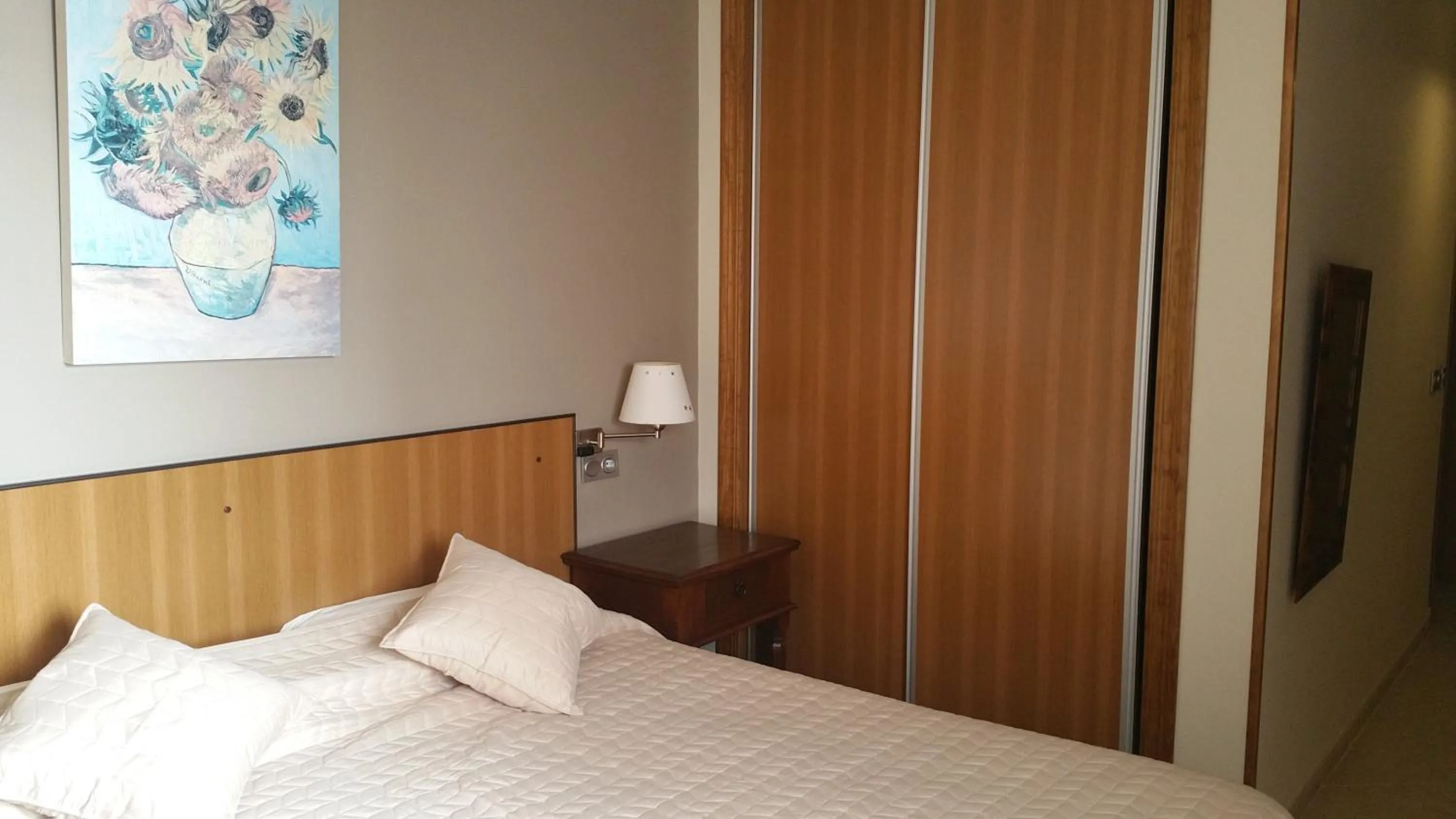 Photo of the whole room, Bed in Sotel Valle Guadiaro