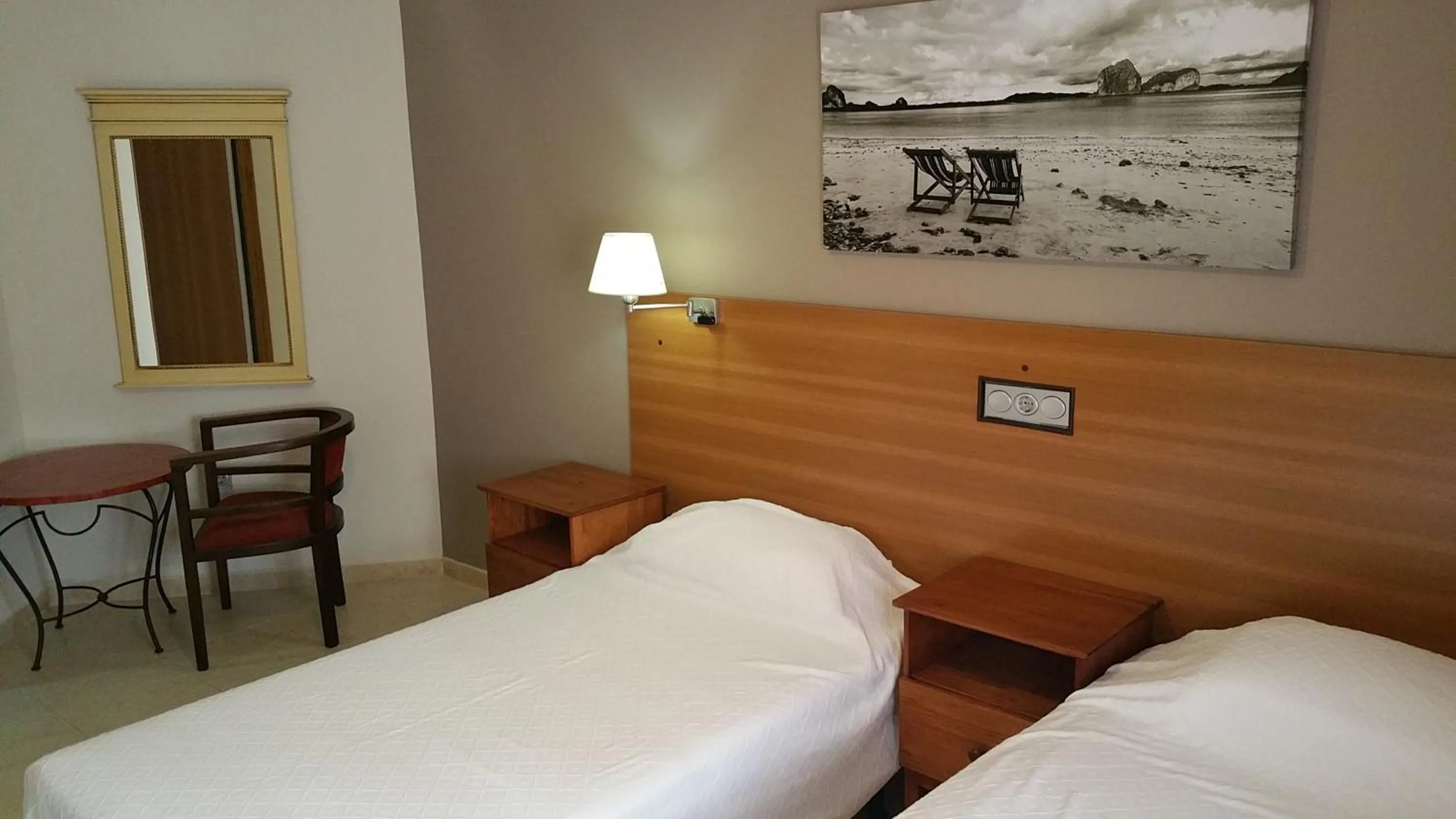 Photo of the whole room, Bed in Sotel Valle Guadiaro