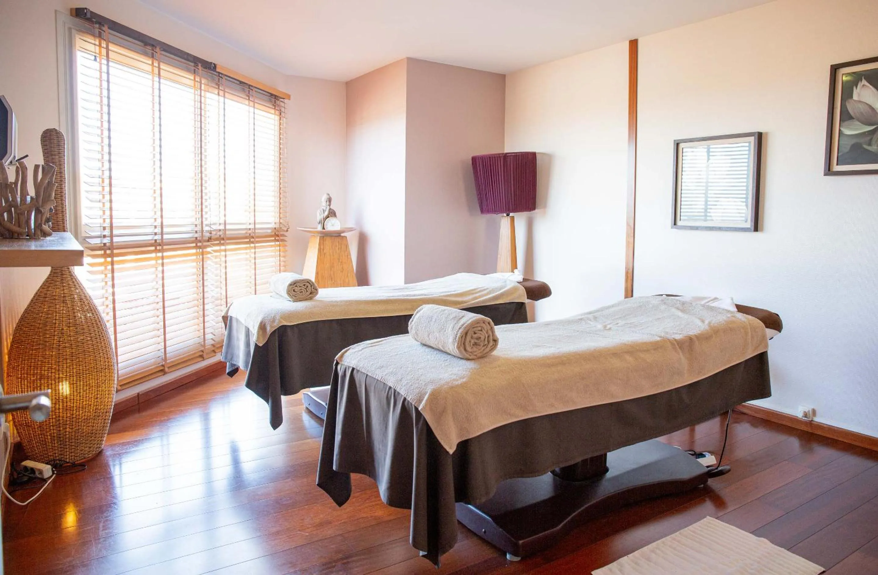 Massage, Bed in Grand Hôtel Les Flamants Roses Thalasso & Spa