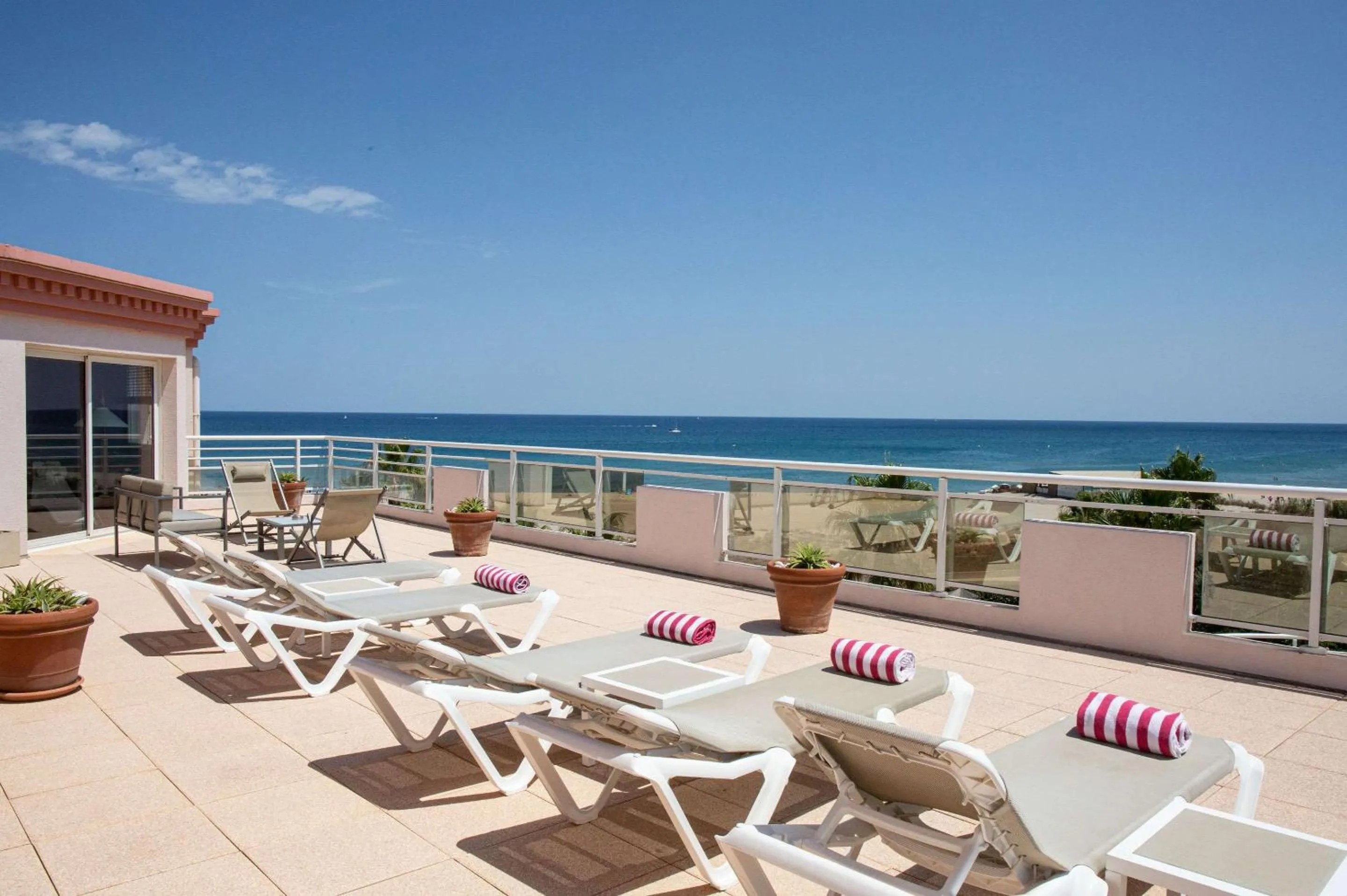 Property building in Grand Hôtel Les Flamants Roses Thalasso & Spa