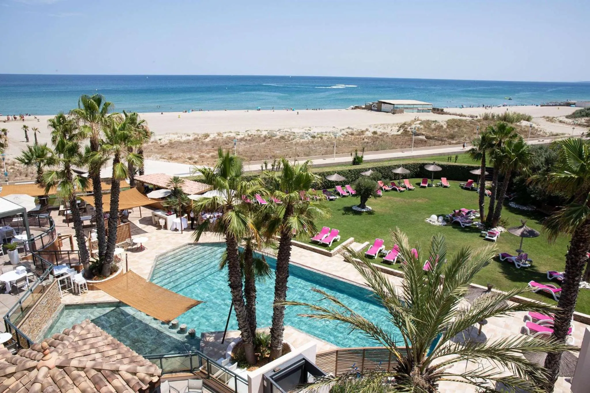 Property building in Grand Hôtel Les Flamants Roses Thalasso & Spa