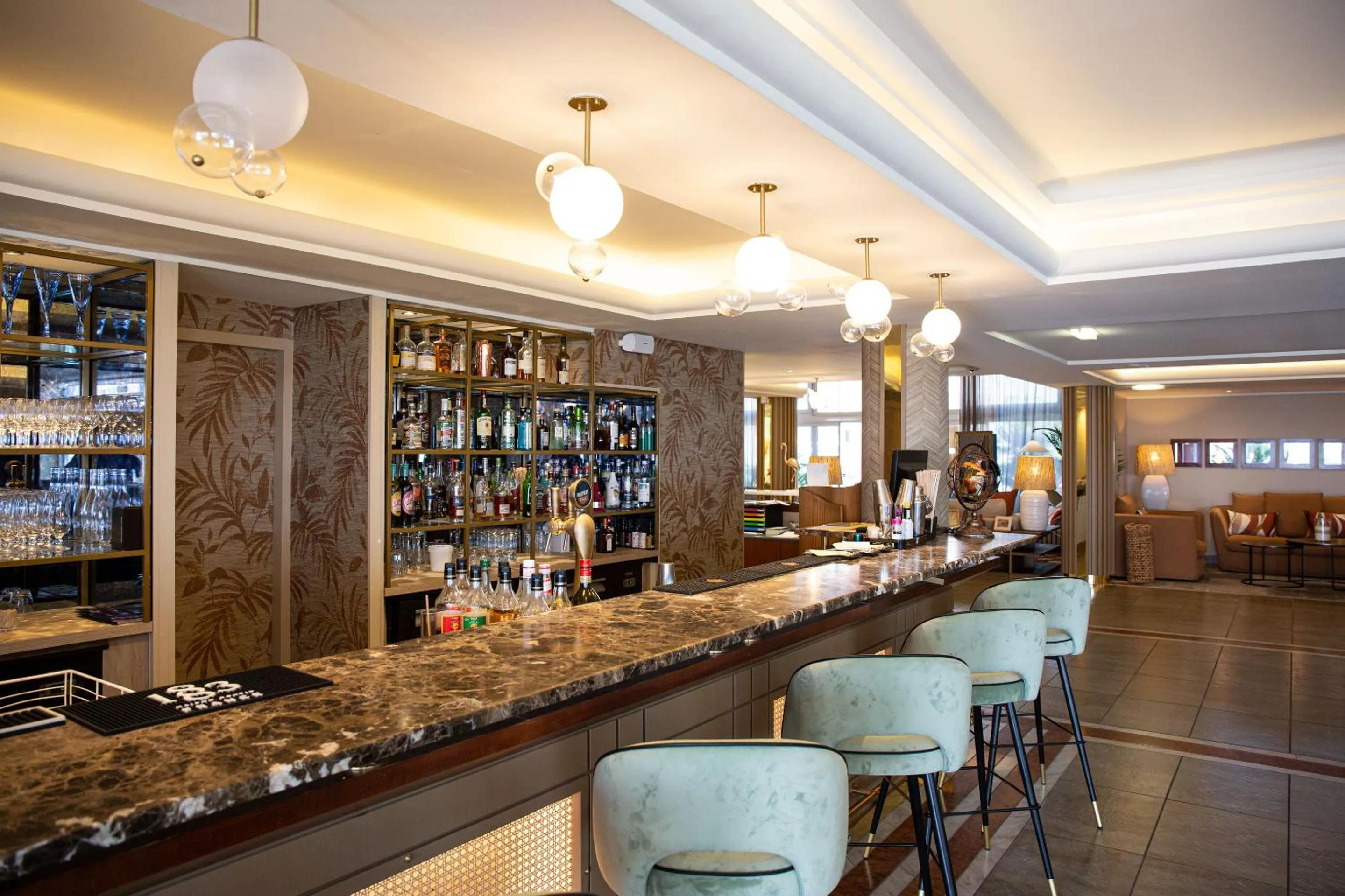 Lounge or bar in Grand Hôtel Les Flamants Roses Thalasso & Spa
