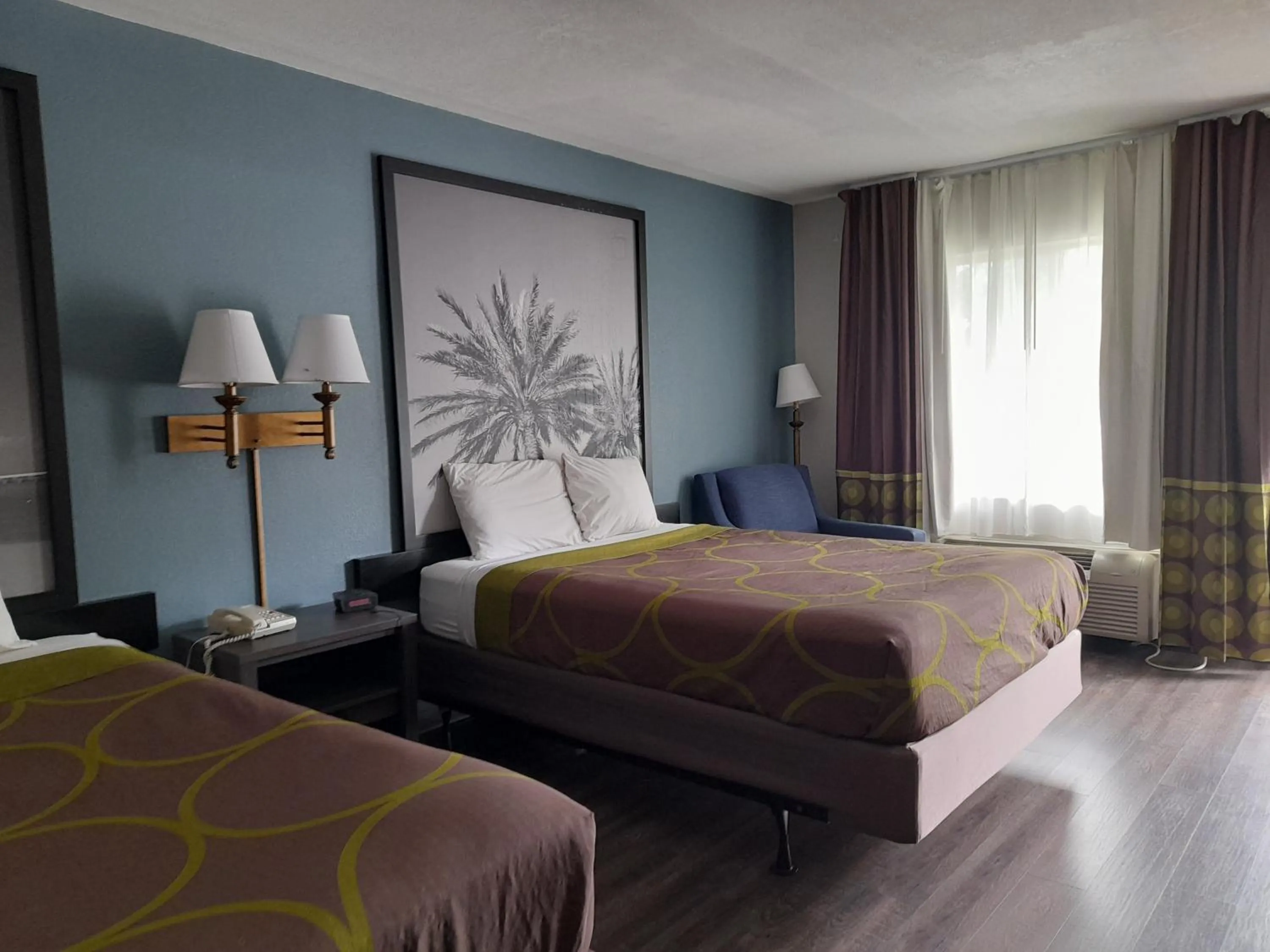 Bed in Super 8 Motel by Wyndham near Fort Lauderdale Arpt