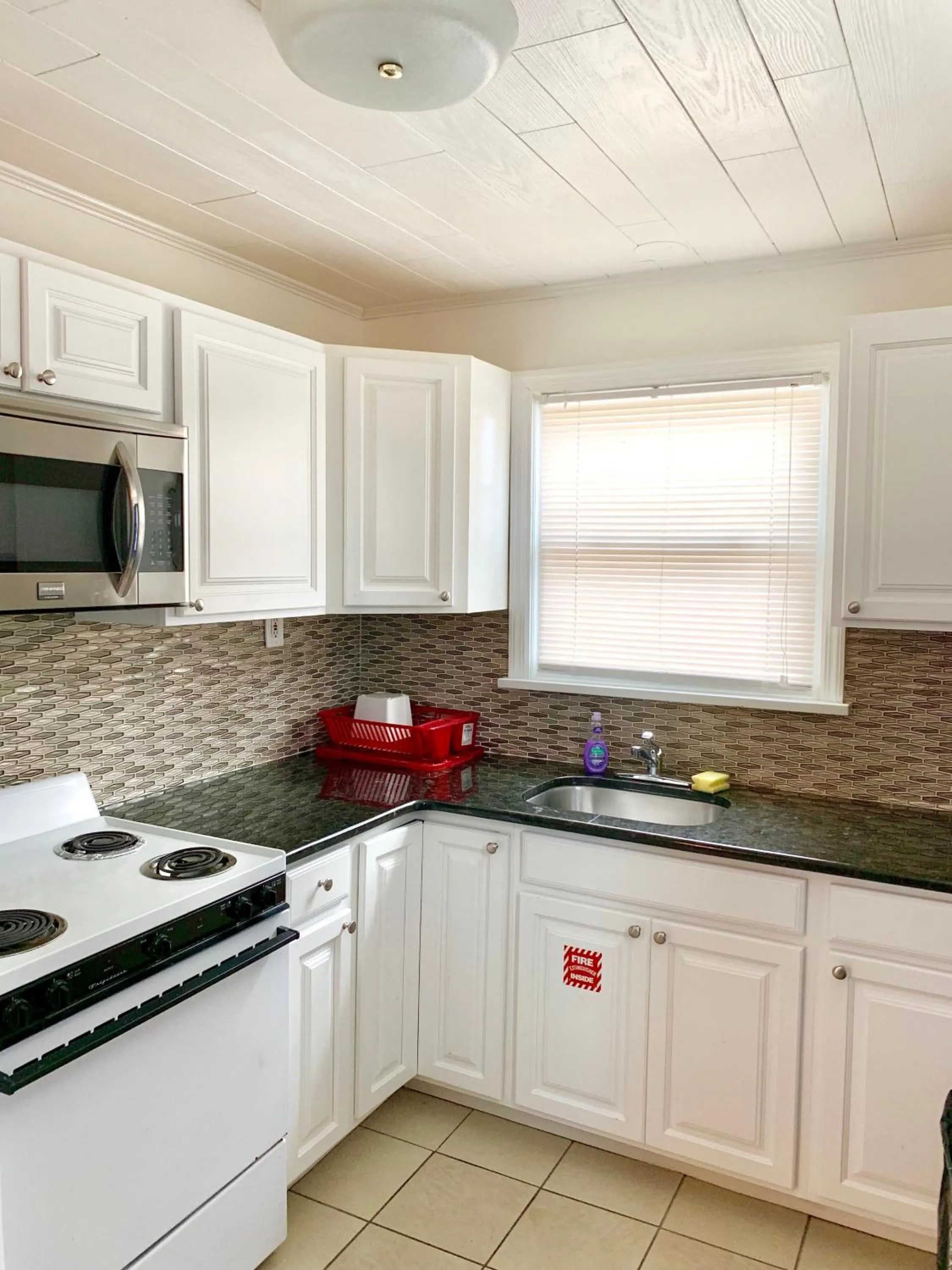 Kitchen or kitchenette in White Caps Motel