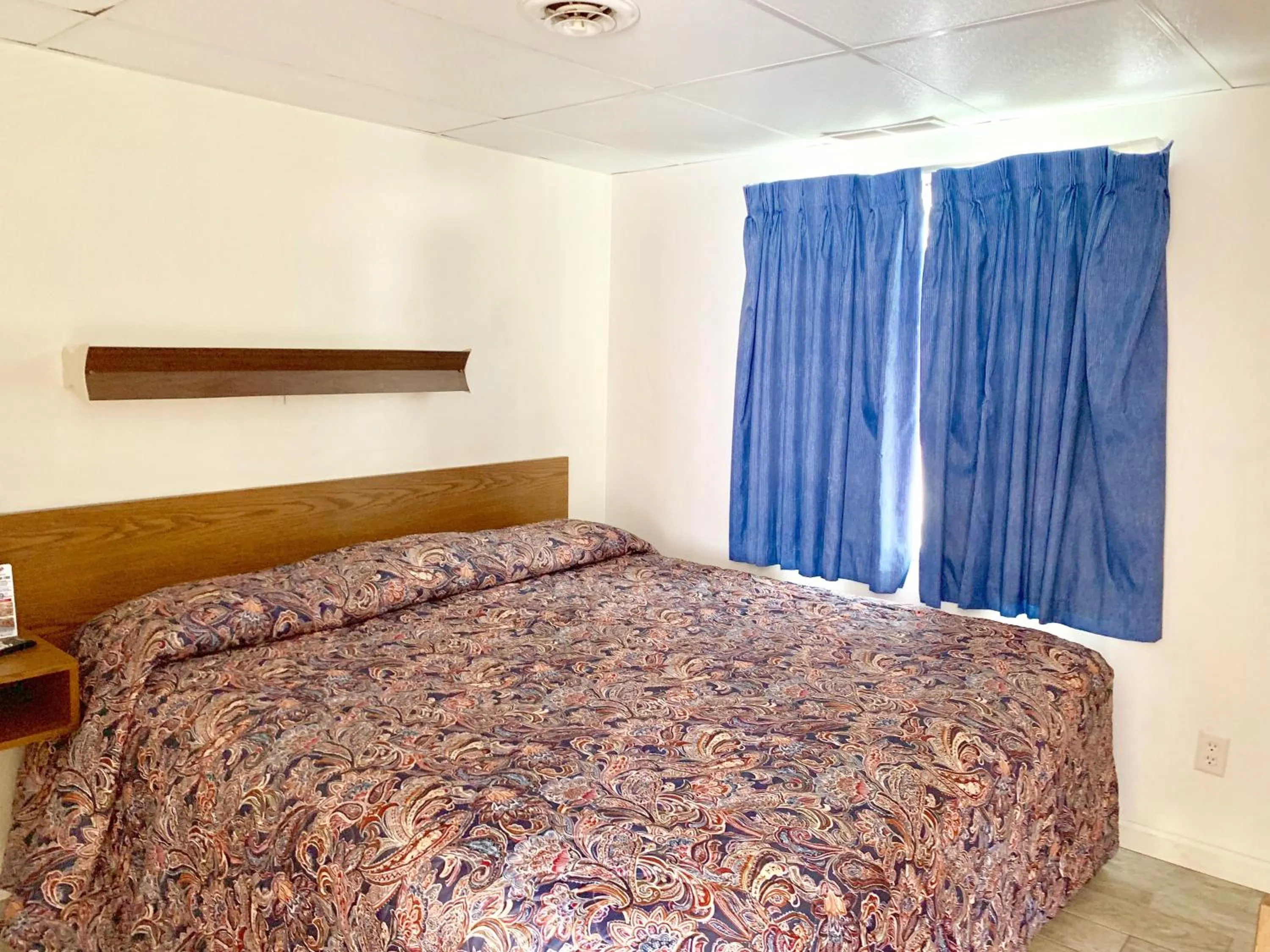 Bed in White Caps Motel