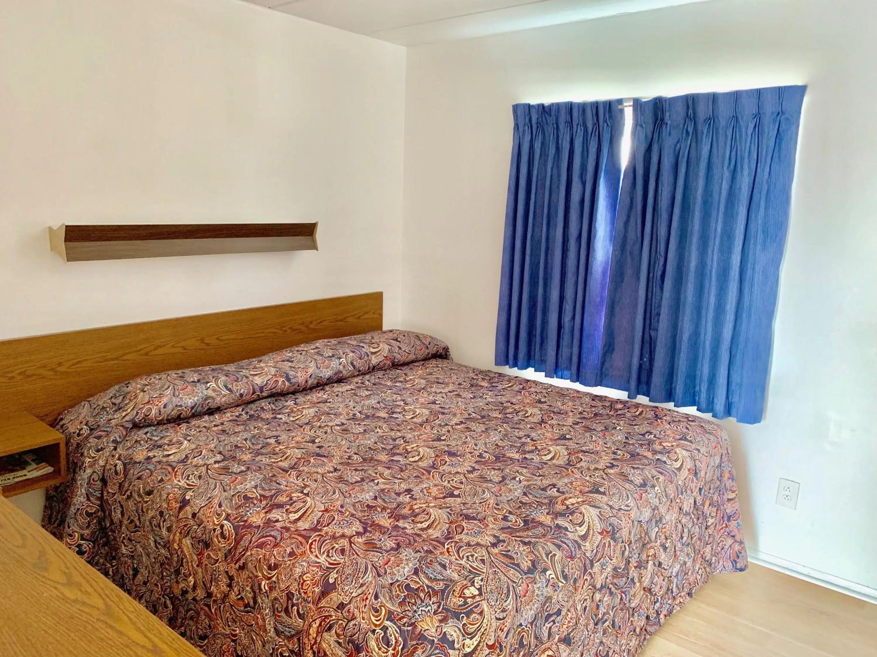 Bed in White Caps Motel