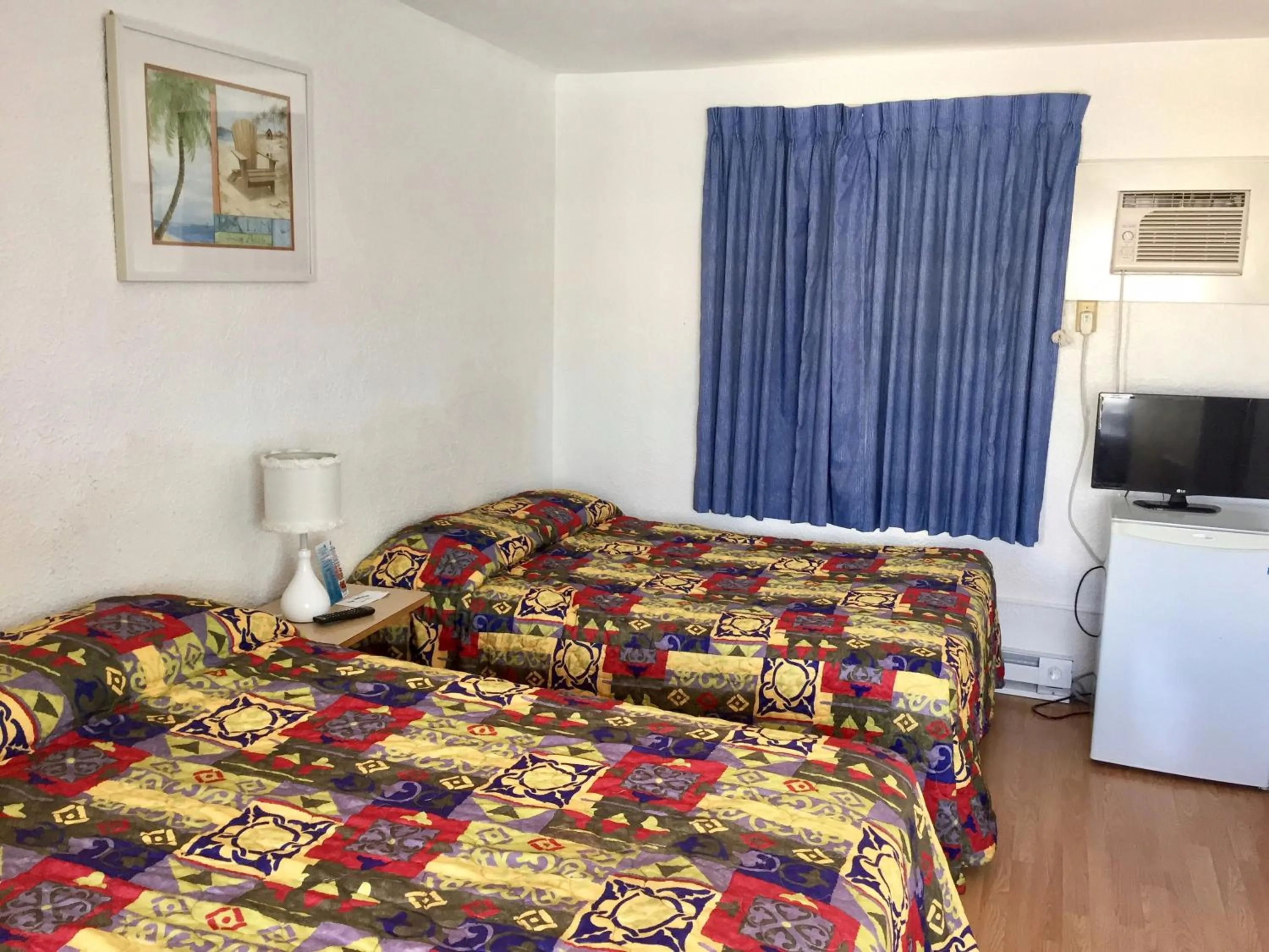 Bed in White Caps Motel