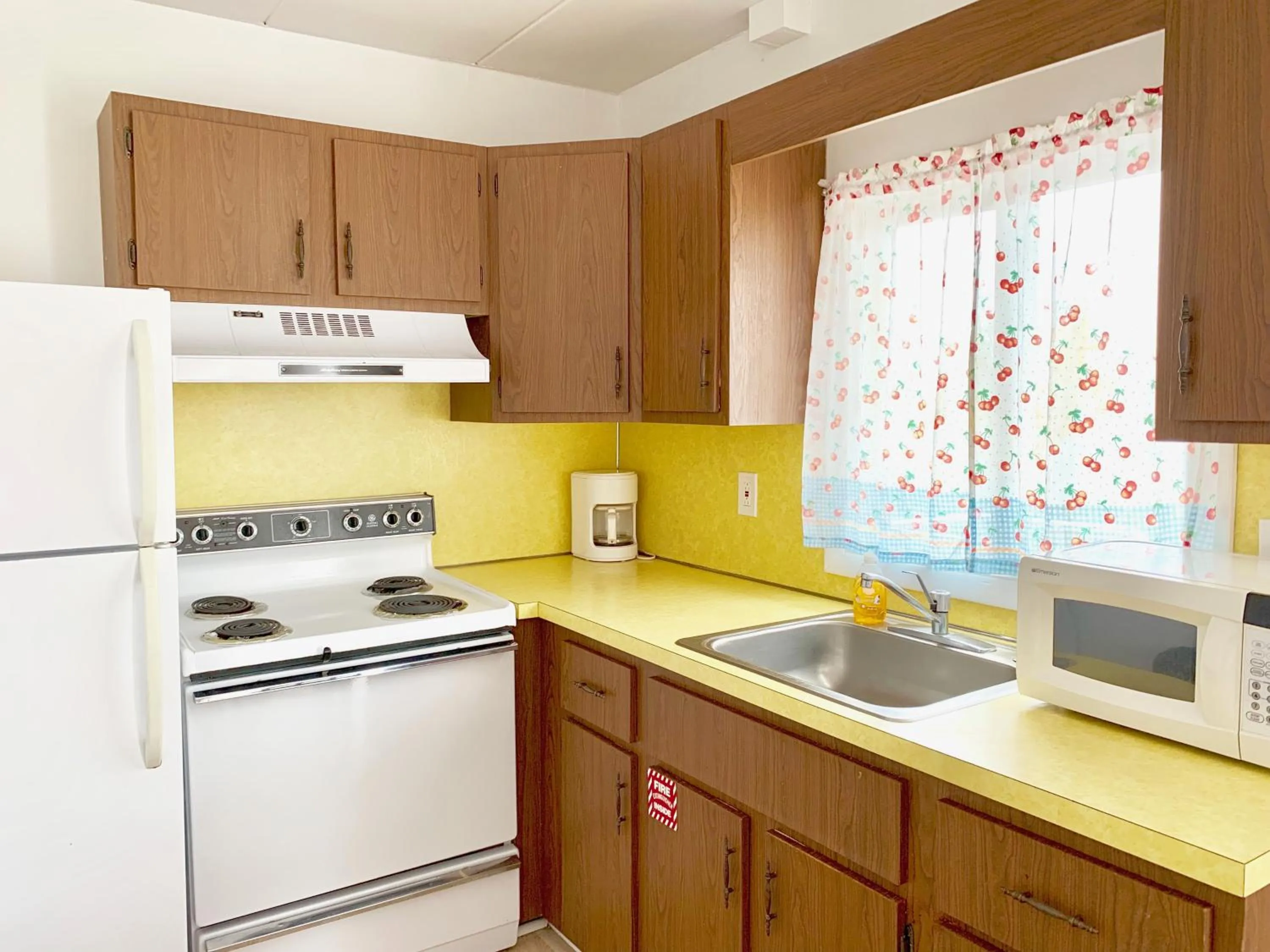 Kitchen or kitchenette in White Caps Motel