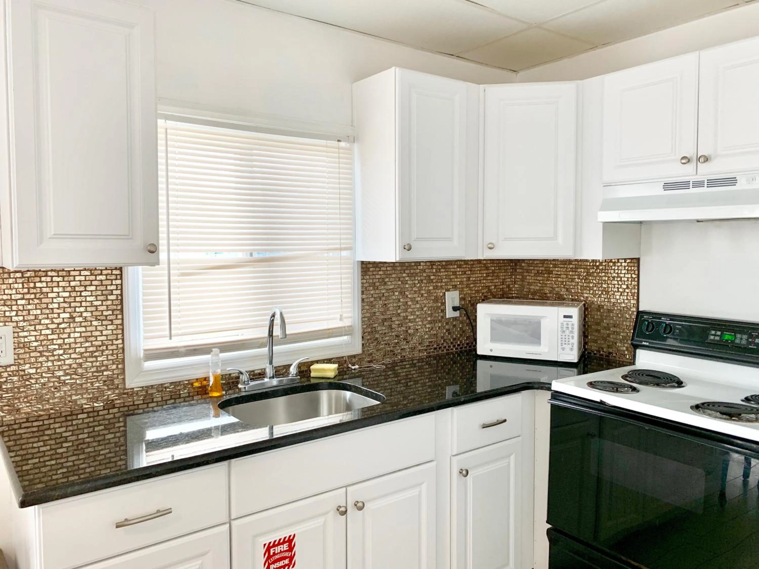 Kitchen or kitchenette in White Caps Motel