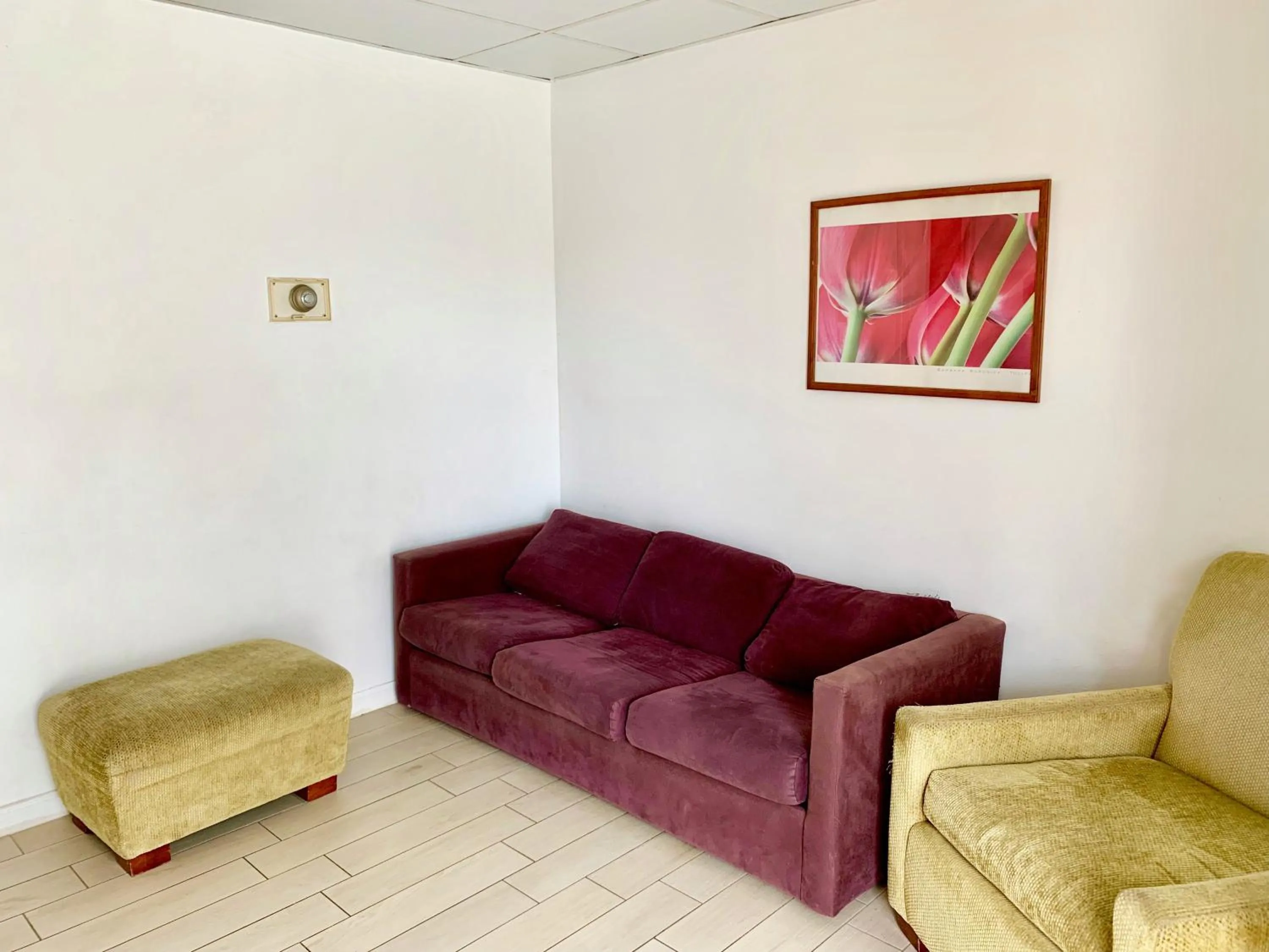 Seating area in White Caps Motel
