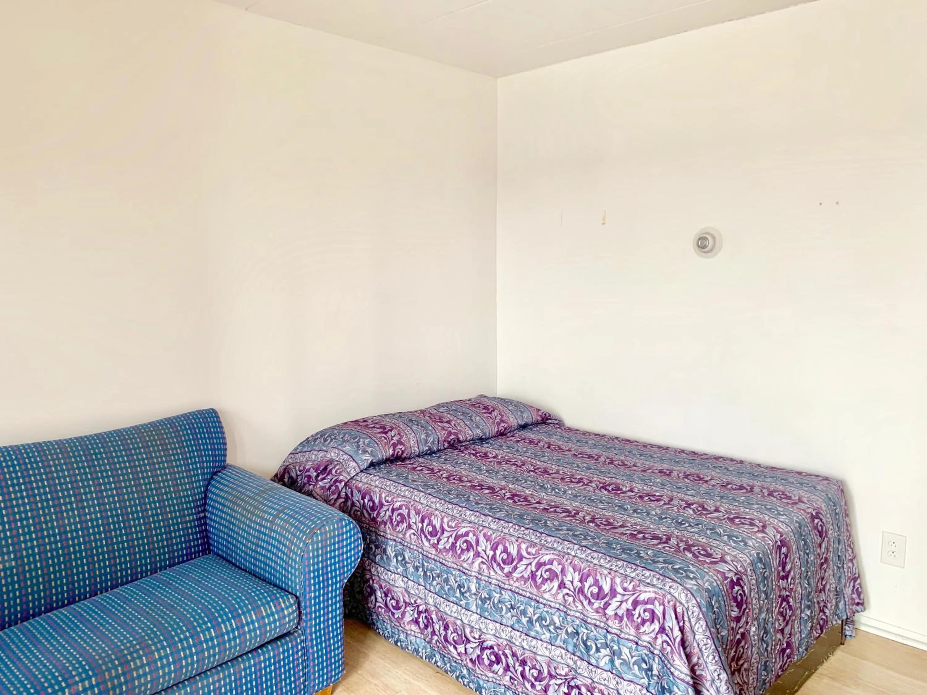 Bed in White Caps Motel