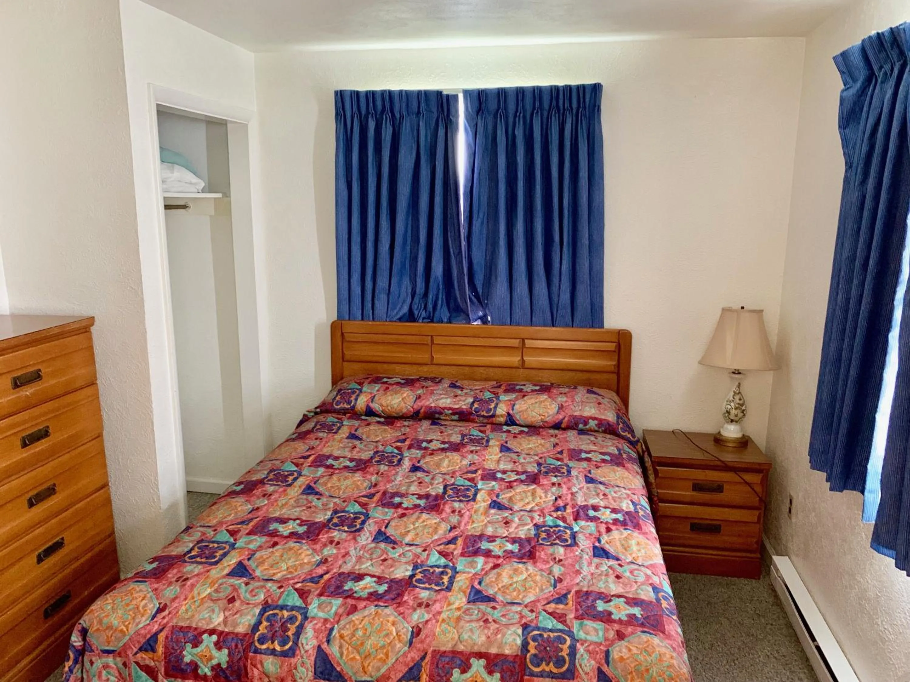 Bed in White Caps Motel