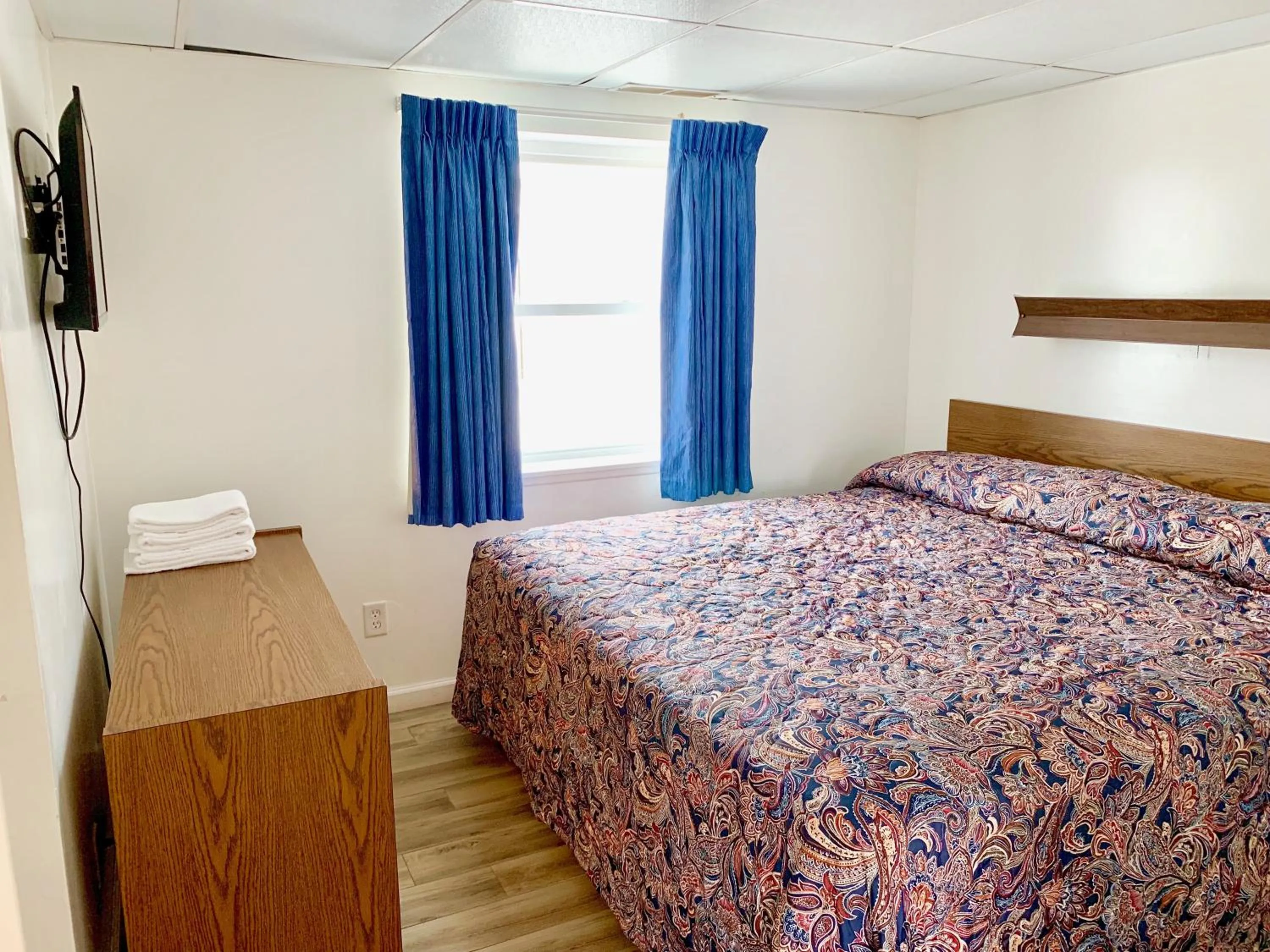 Bed in White Caps Motel