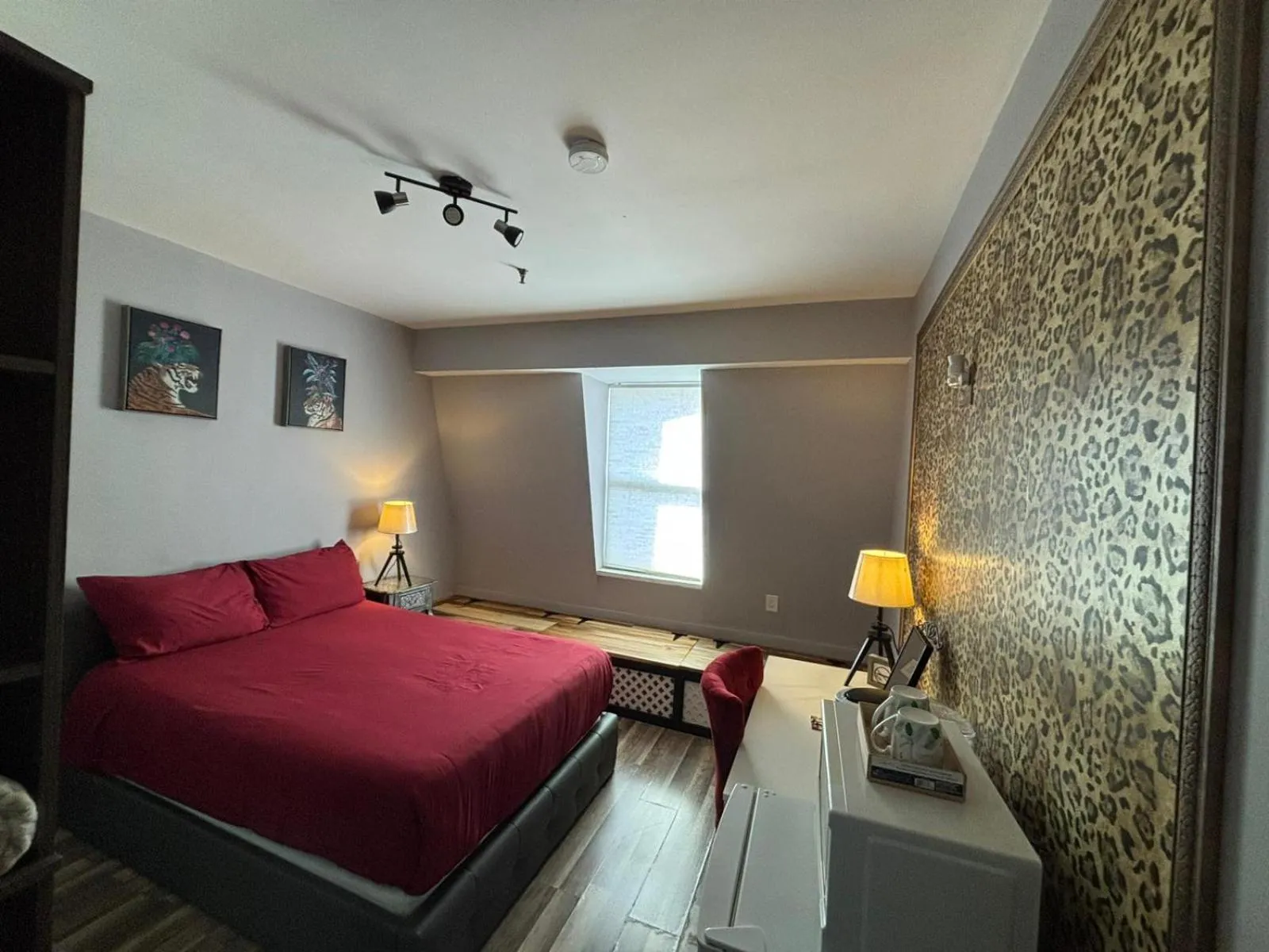 Photo of the whole room, Bed in Palmerston Hotel