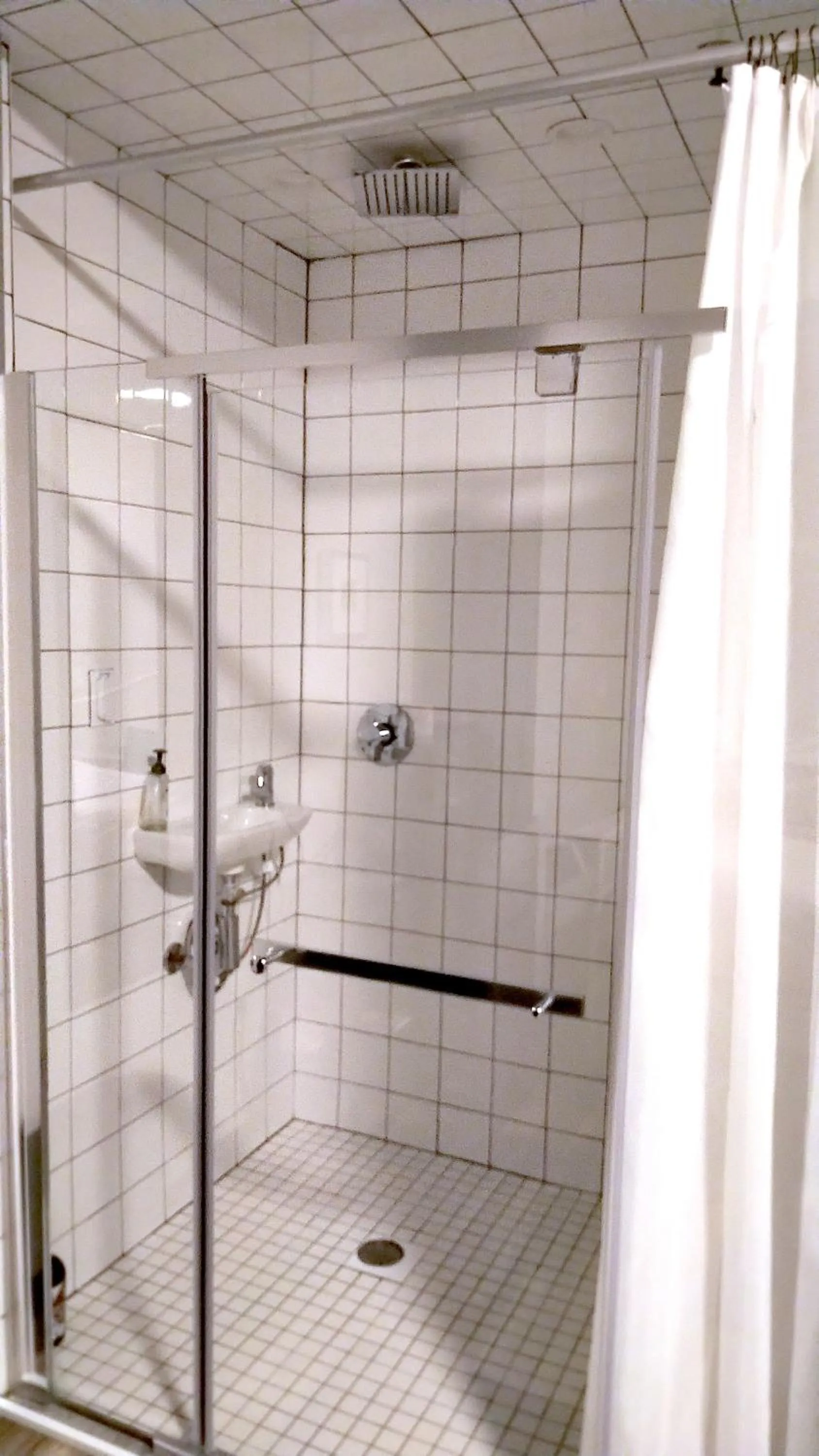 Shower in Palmerston Hotel