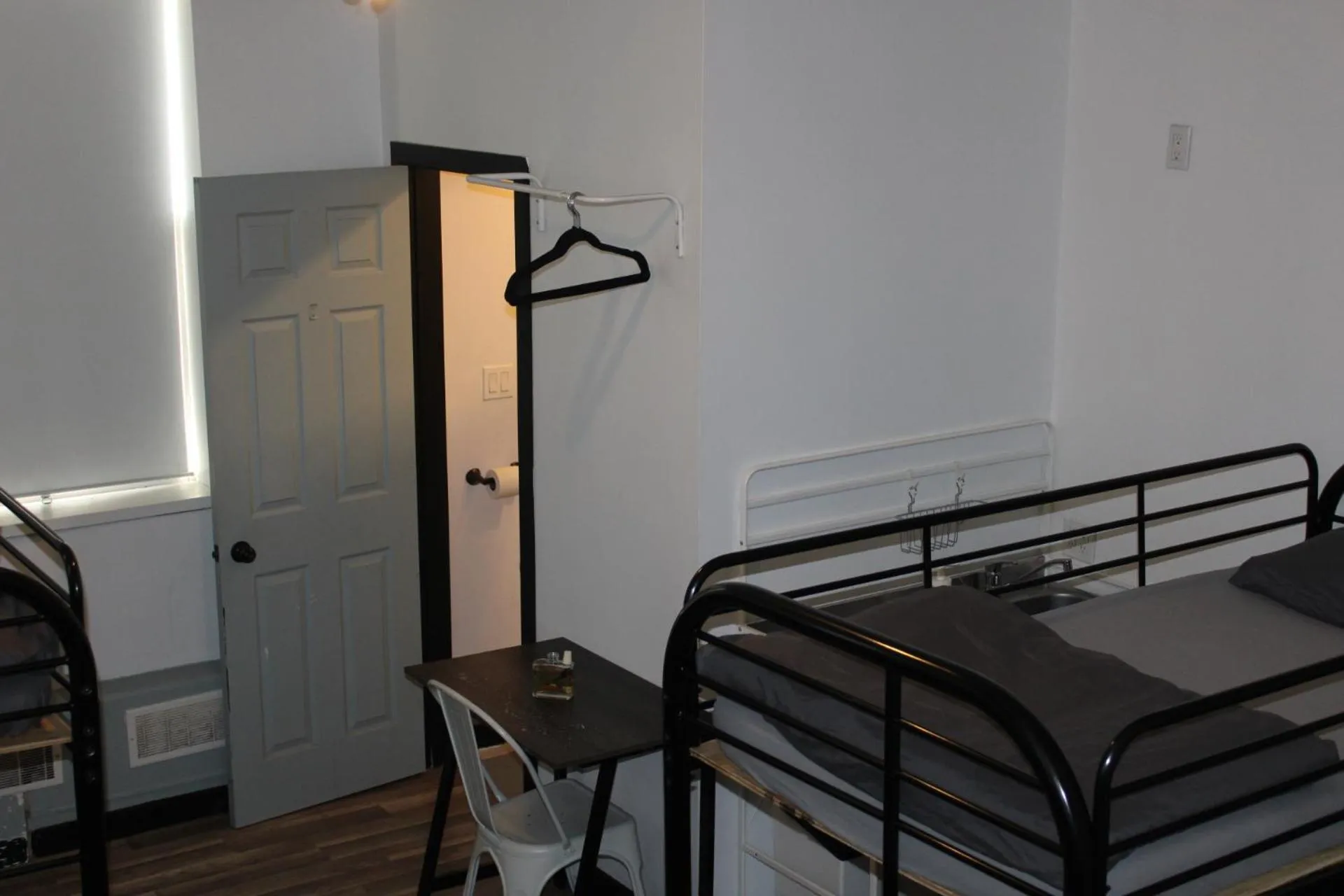 Photo of the whole room, Bed in Palmerston Hotel