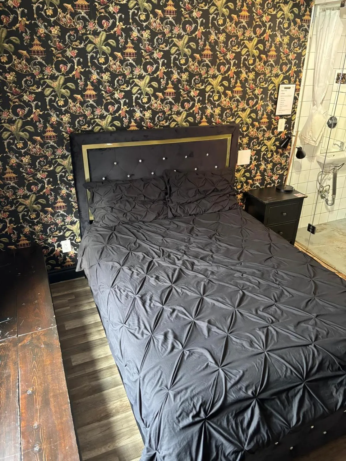 Photo of the whole room, Bed in Palmerston Hotel