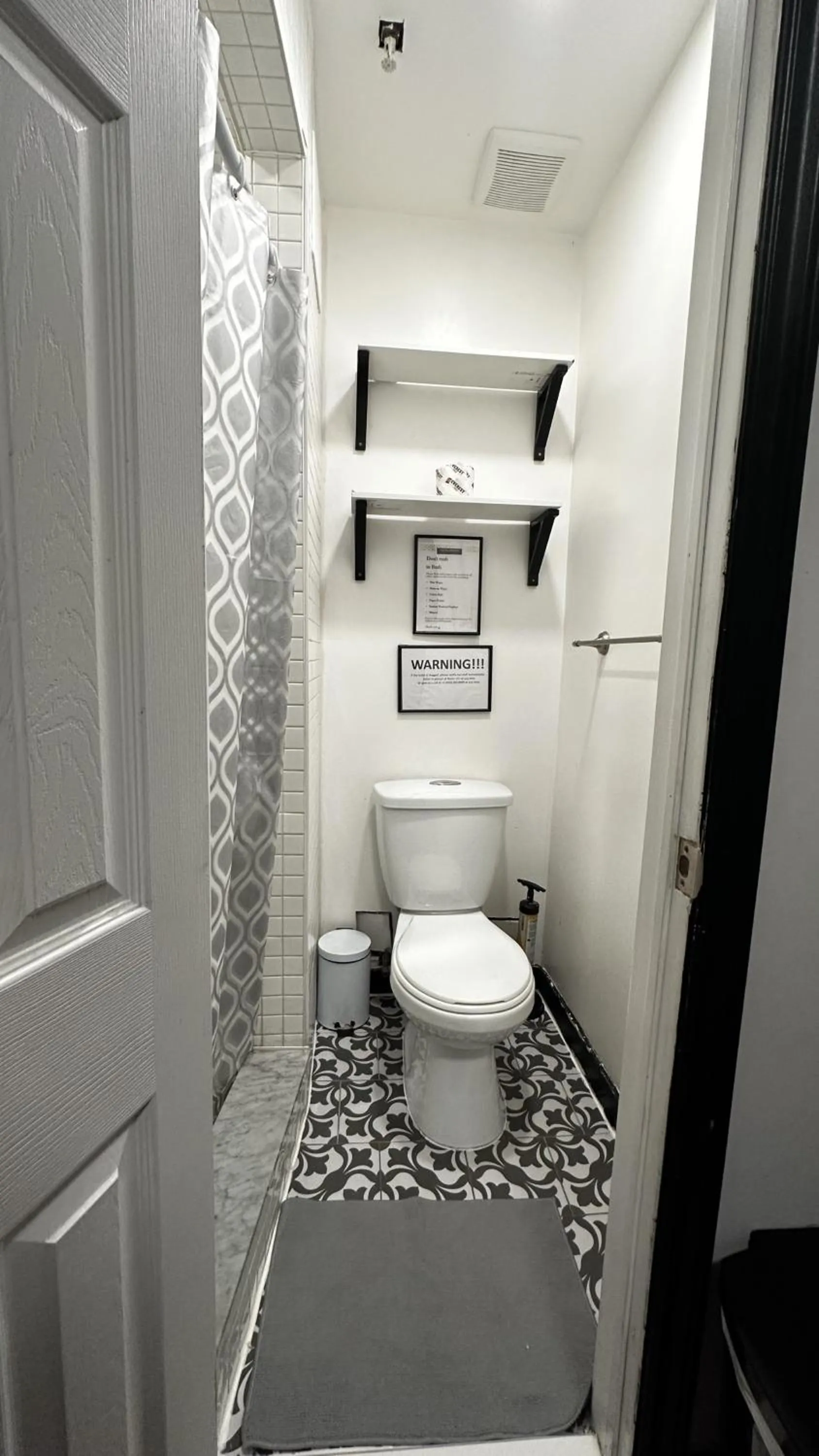 Shower in Palmerston Hotel