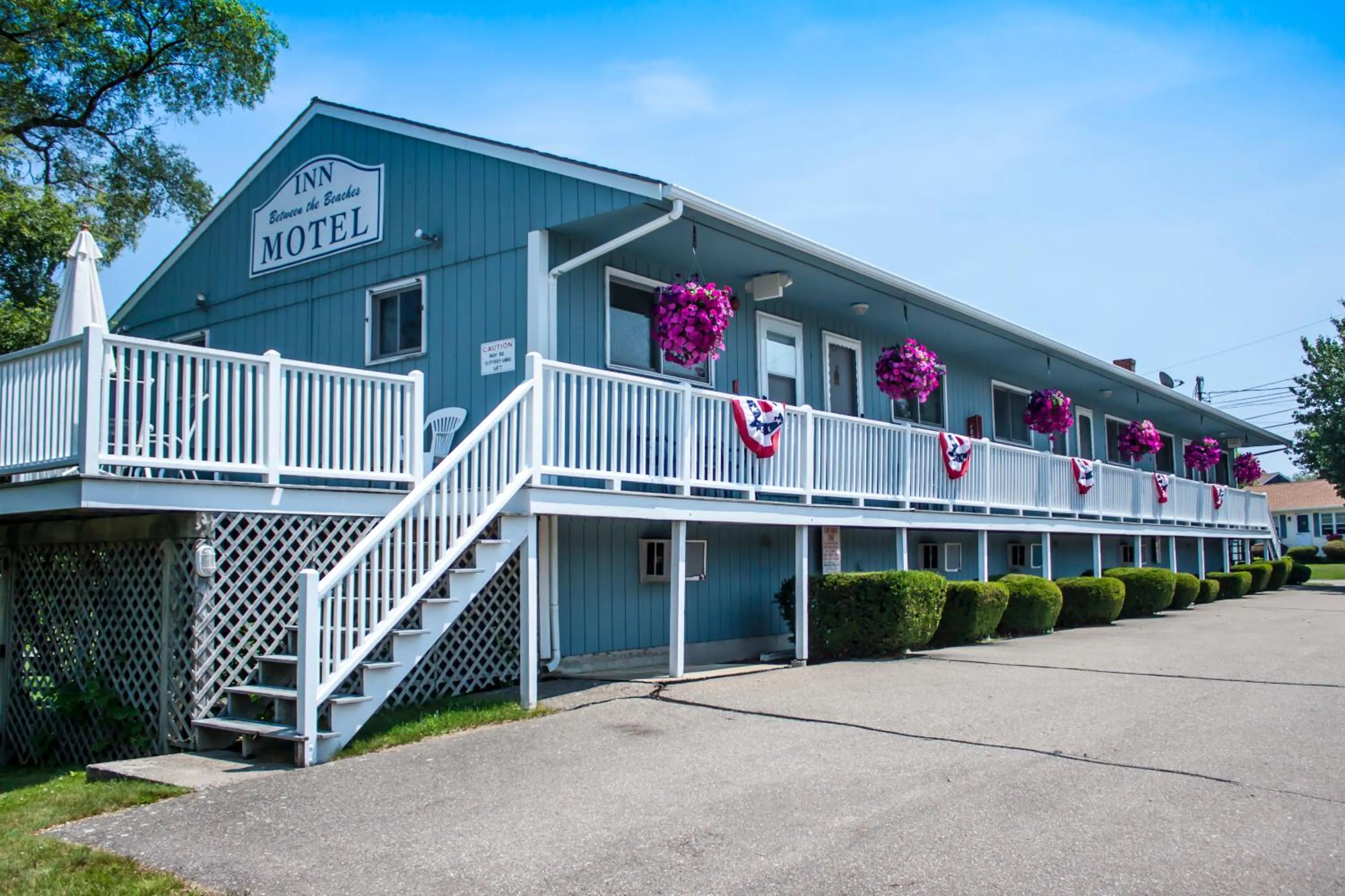 Property building in Inn Between the Beaches & Villager