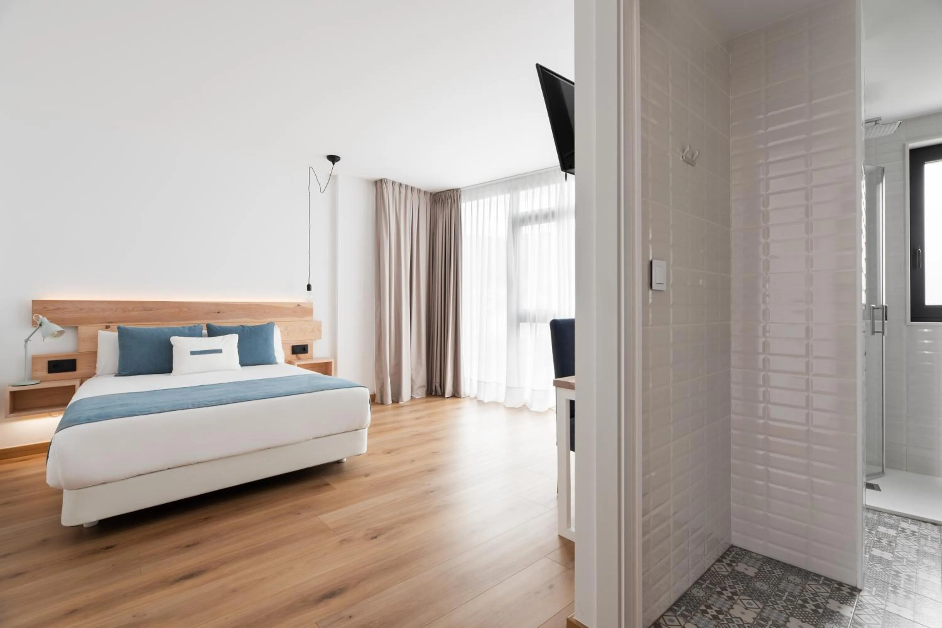 Shower, Bed in Hotel Costa da Morte