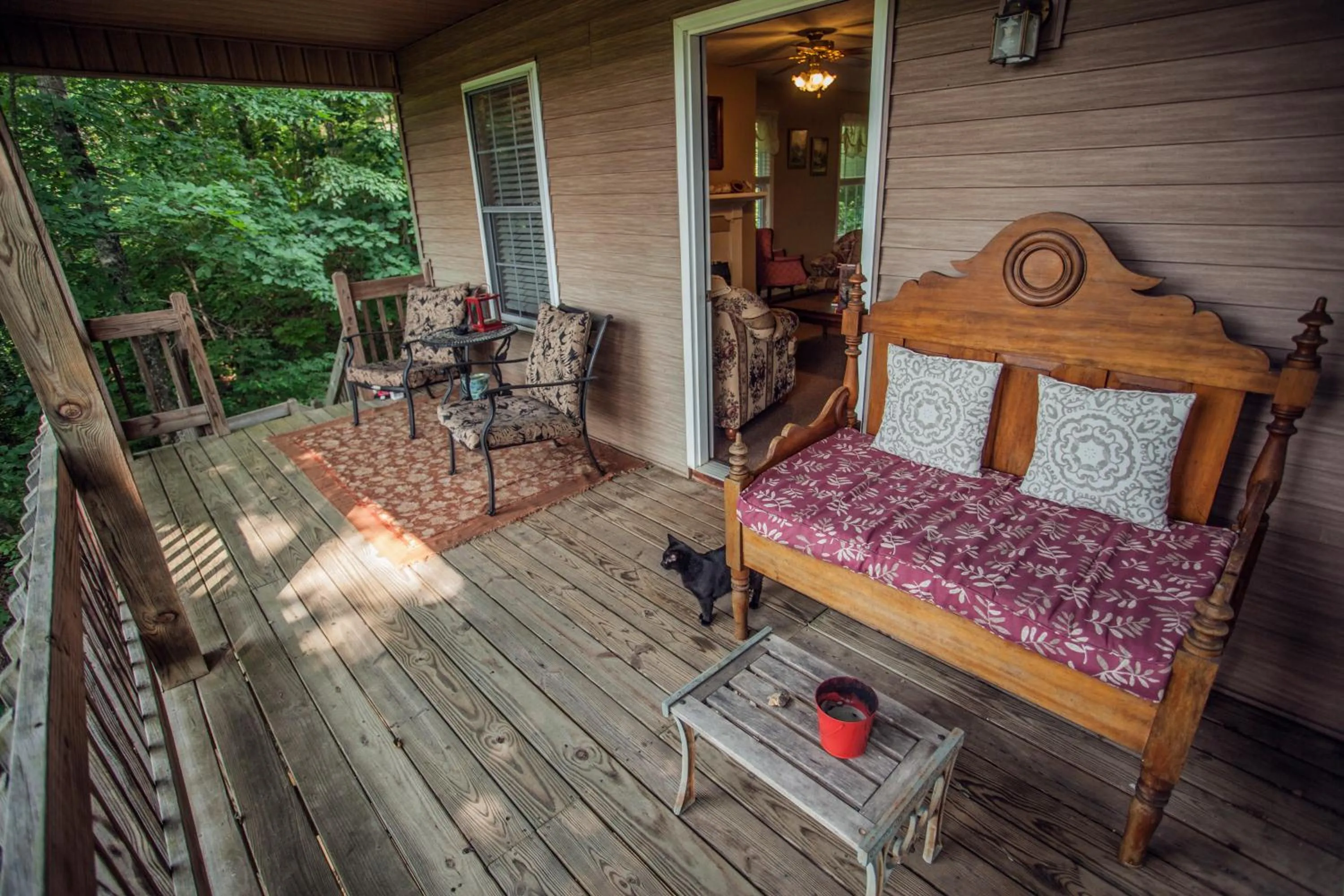 Patio in Nolichuckey Bluffs Bed & Breakfast Cabins
