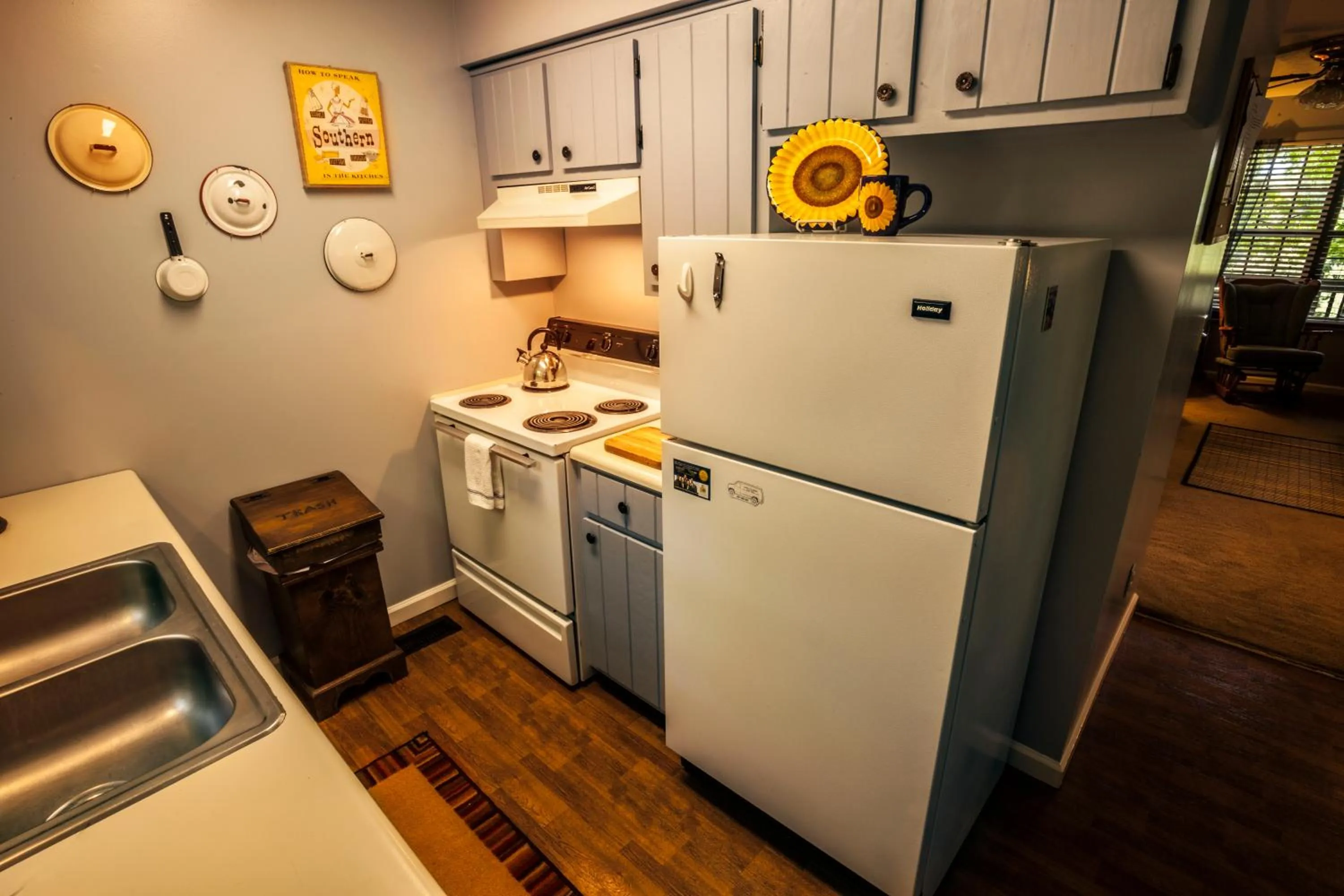 Kitchen or kitchenette in Nolichuckey Bluffs Bed & Breakfast Cabins