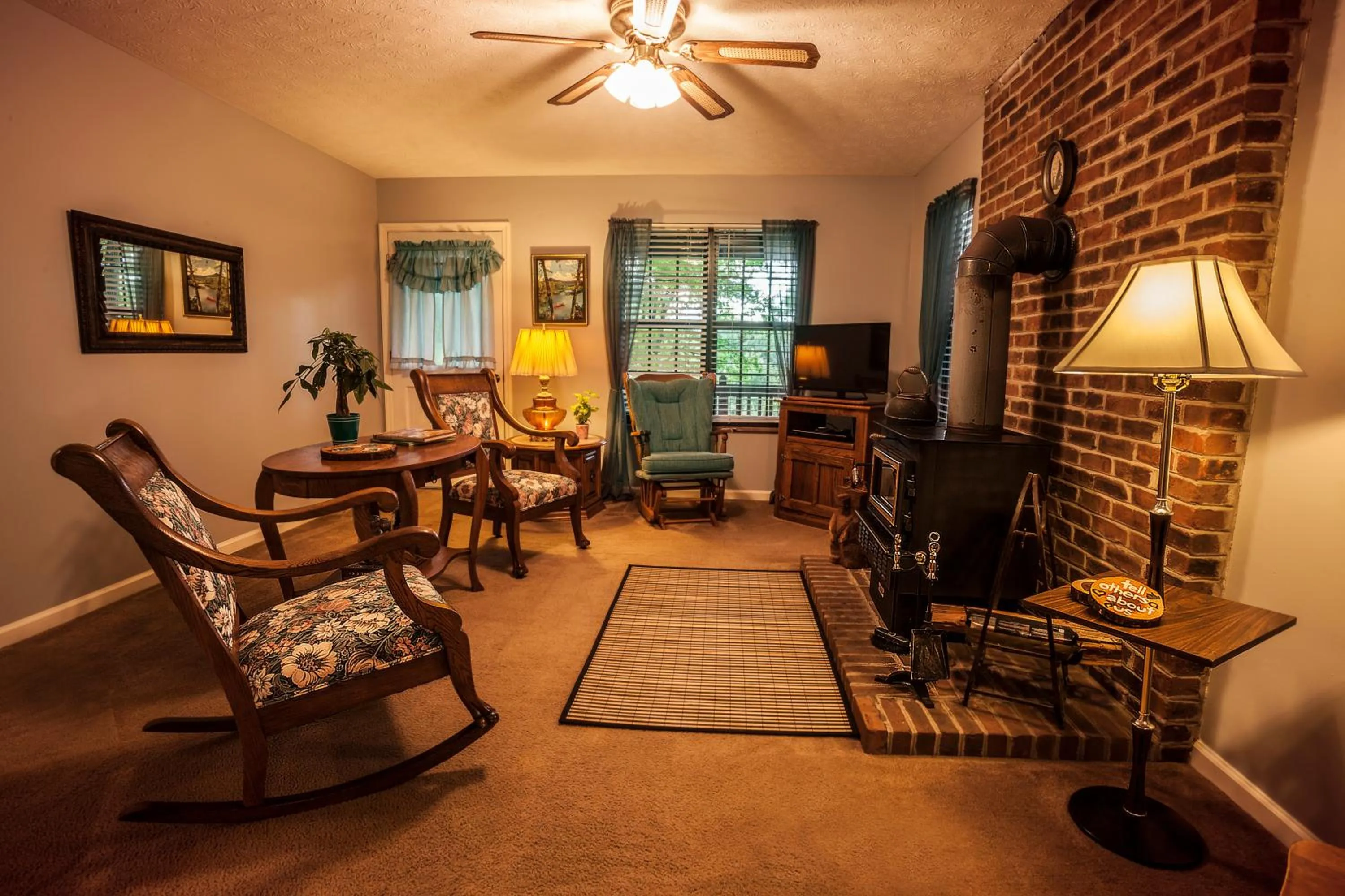Living room in Nolichuckey Bluffs Bed & Breakfast Cabins