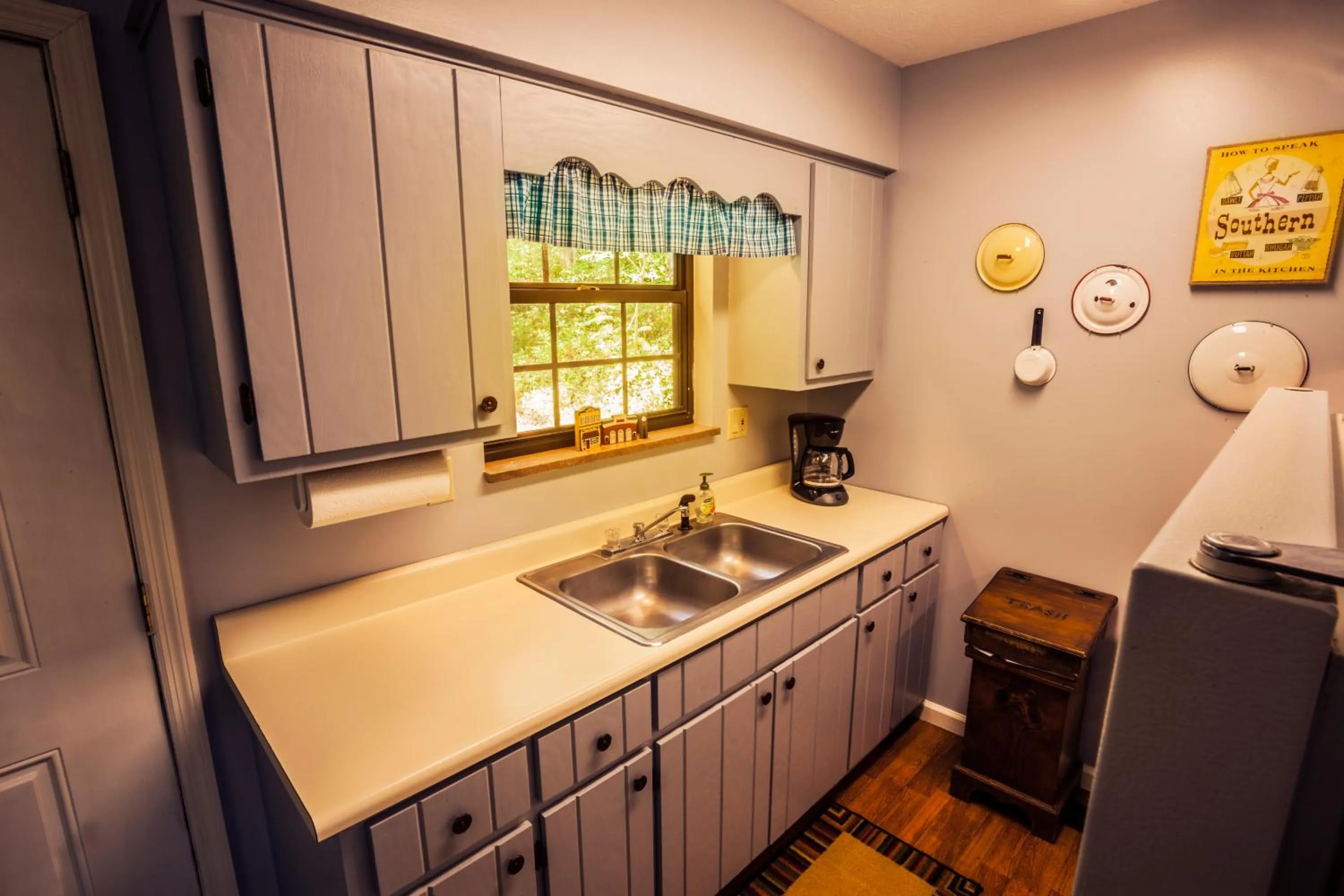Kitchen or kitchenette in Nolichuckey Bluffs Bed & Breakfast Cabins