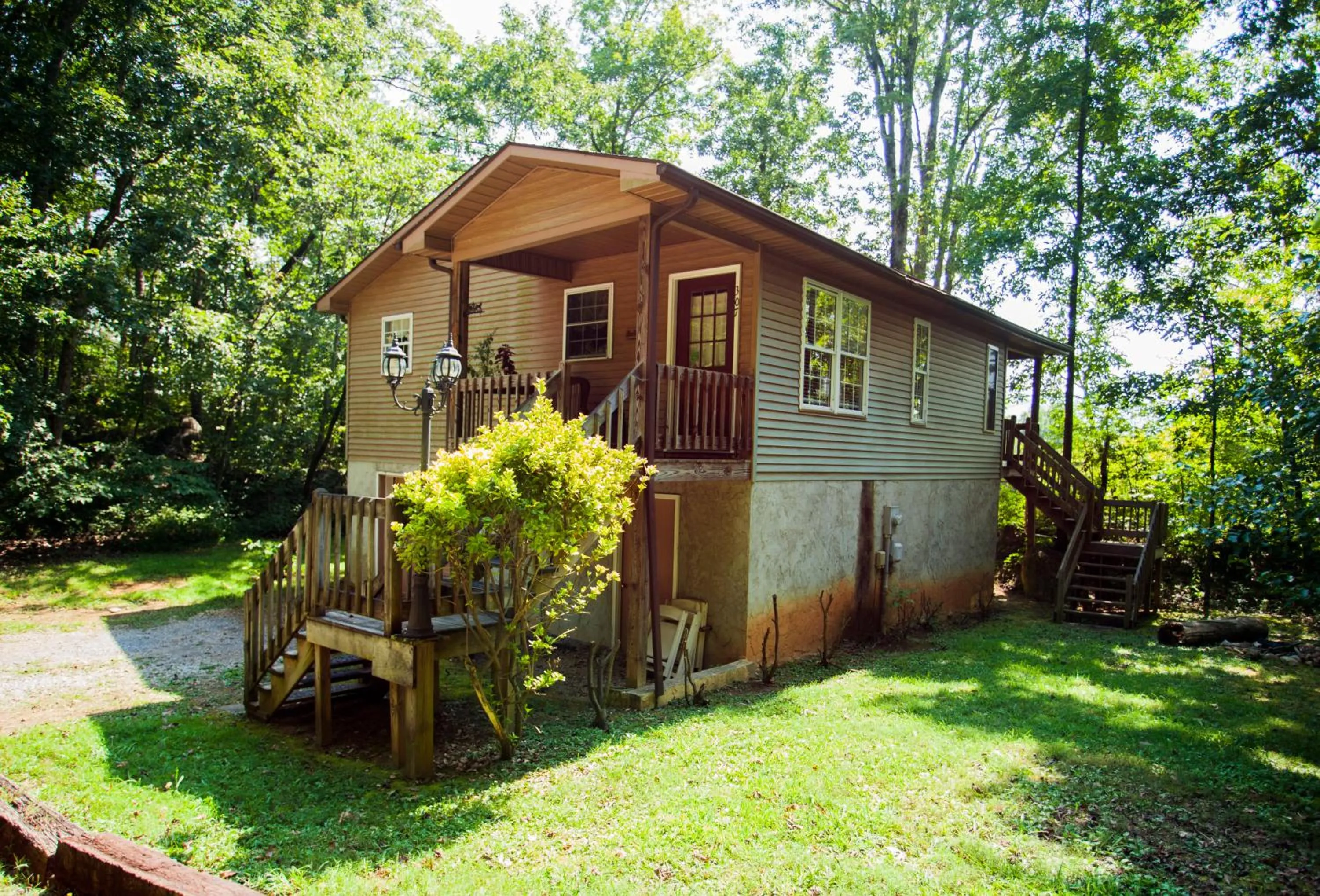 Property building in Nolichuckey Bluffs Bed & Breakfast Cabins