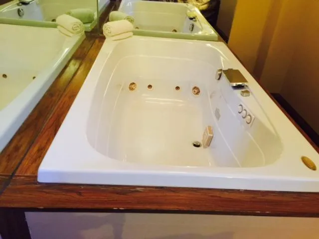 Hot Tub in Afton House Inn