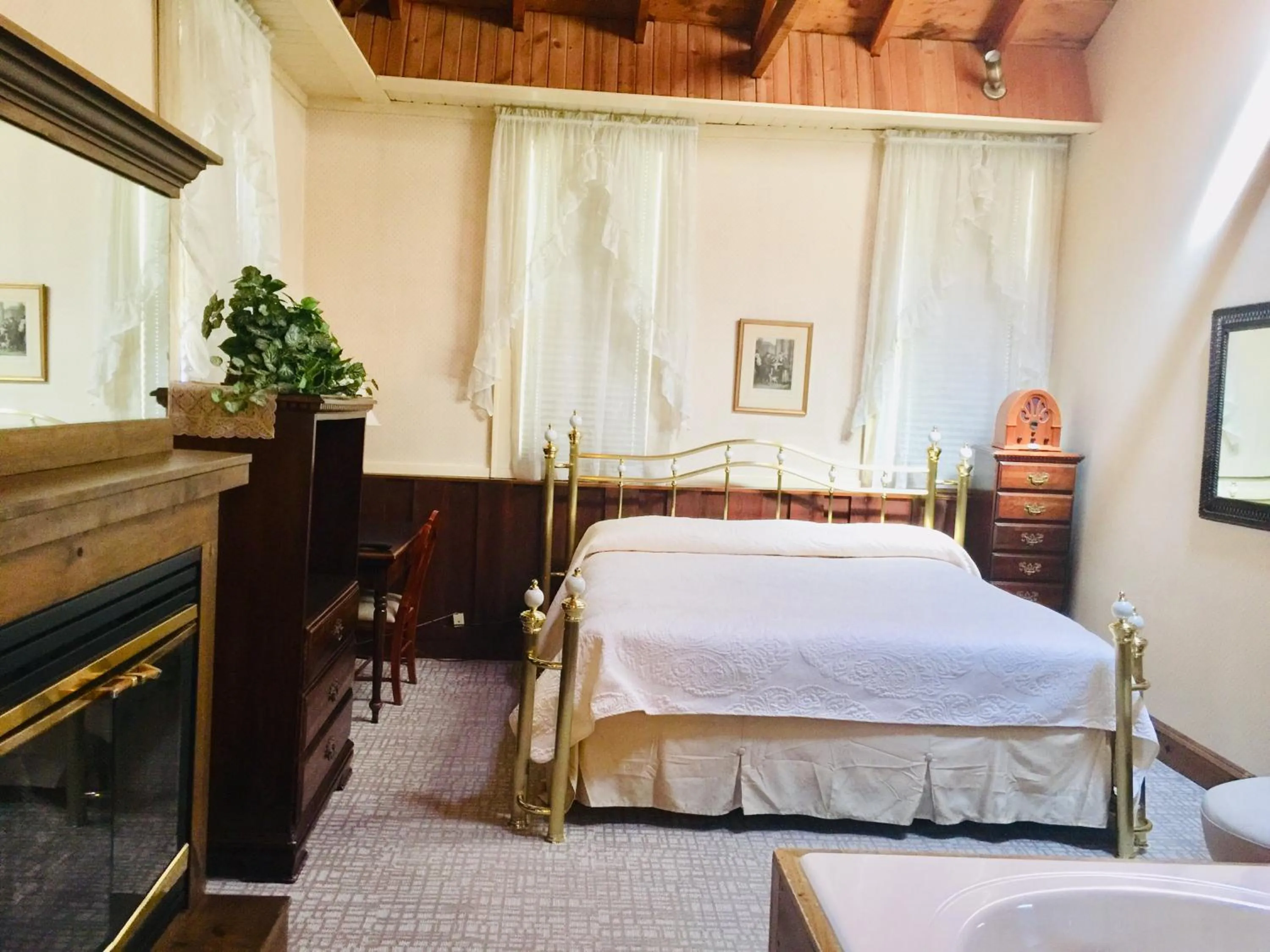 Photo of the whole room, Bed in Afton House Inn