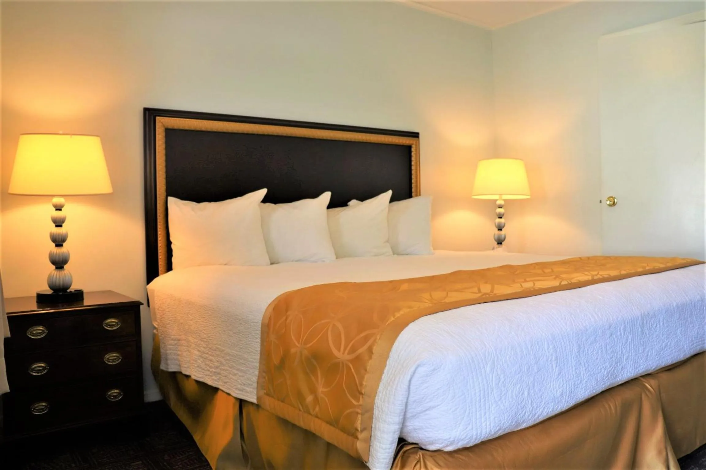 Bed in The Heritage of Lake George