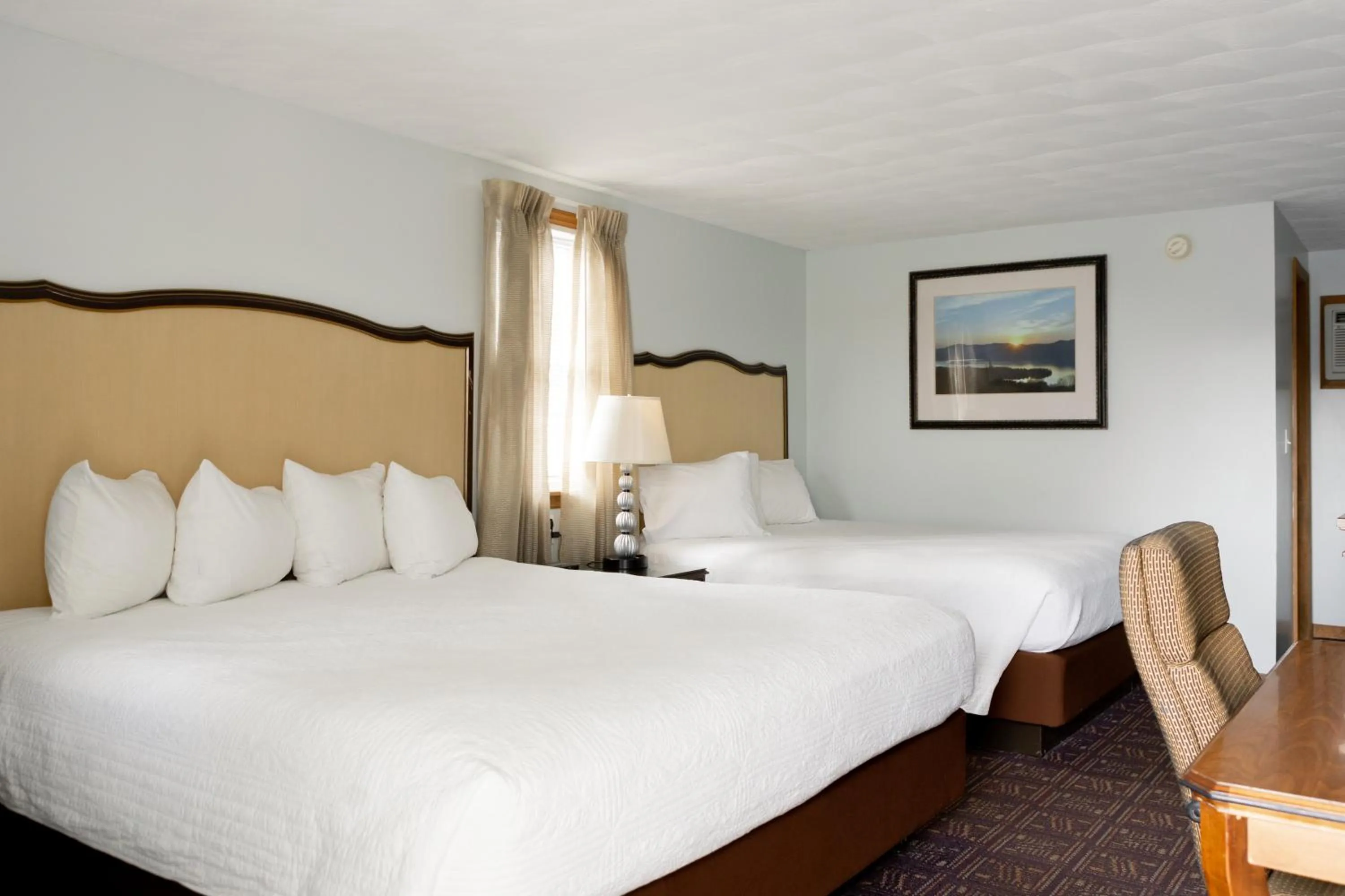 Bed in The Heritage of Lake George