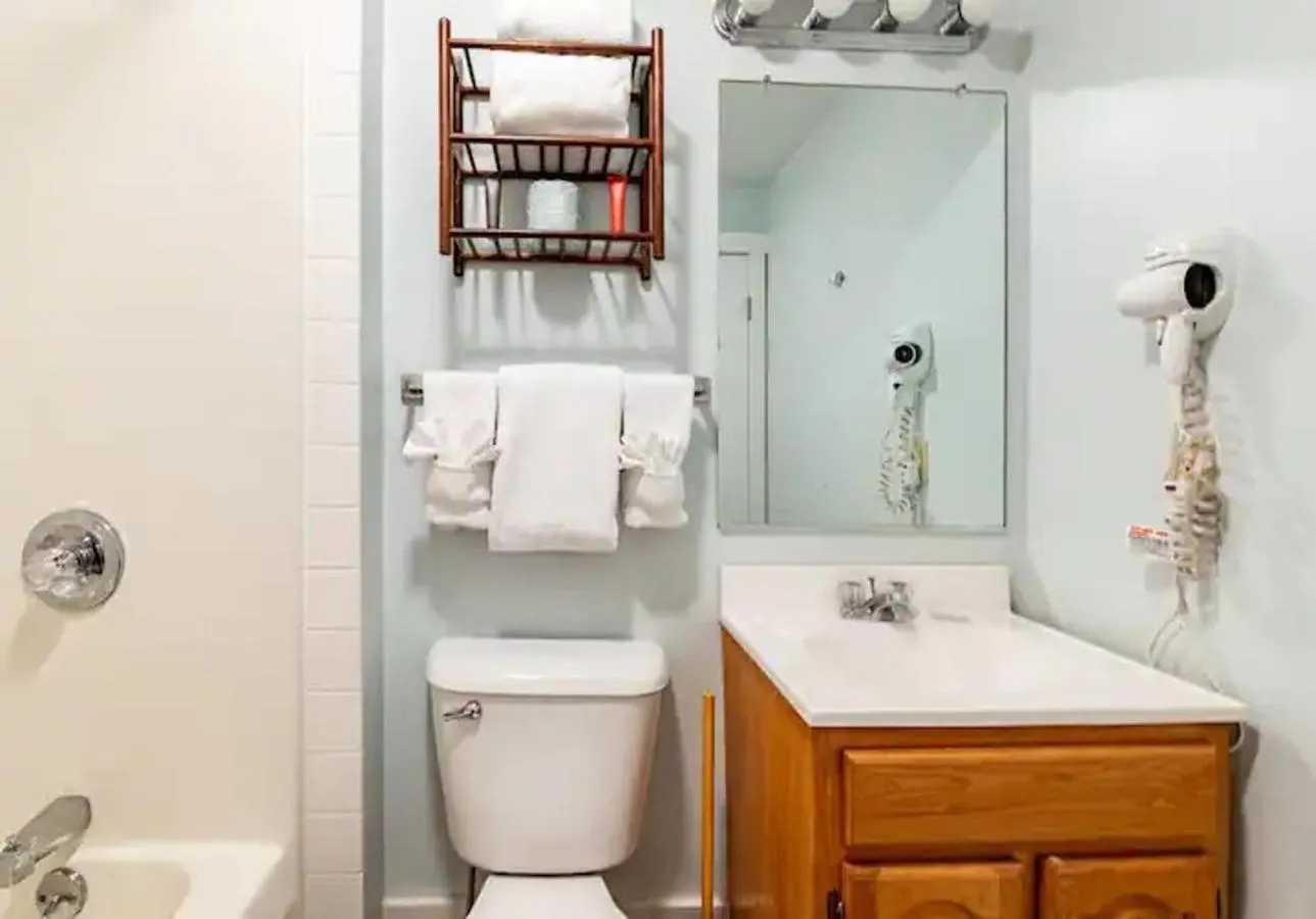 Bathroom in The Heritage of Lake George