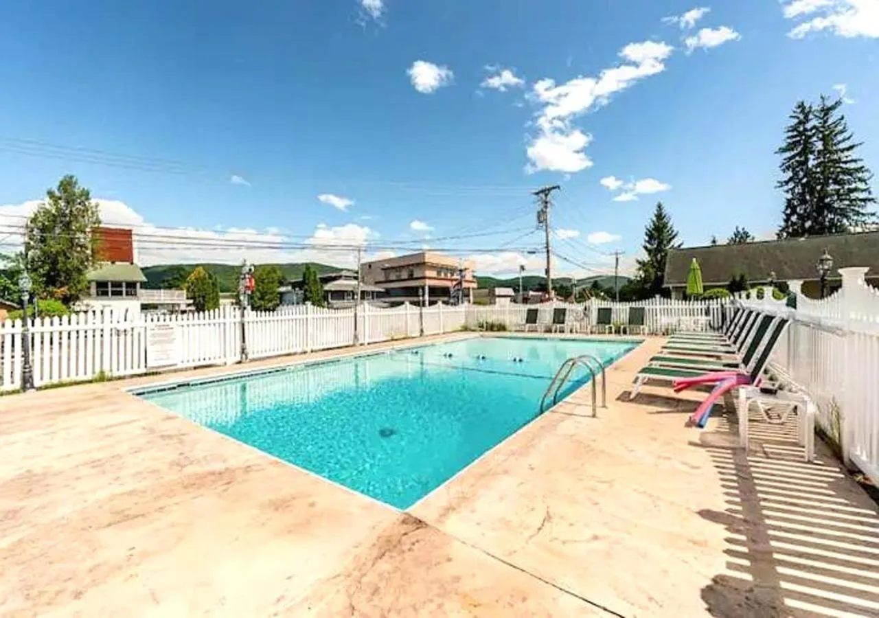 Swimming pool in The Heritage of Lake George