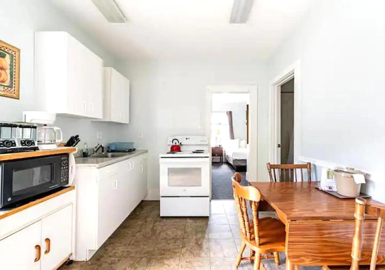 Kitchen or kitchenette in The Heritage of Lake George