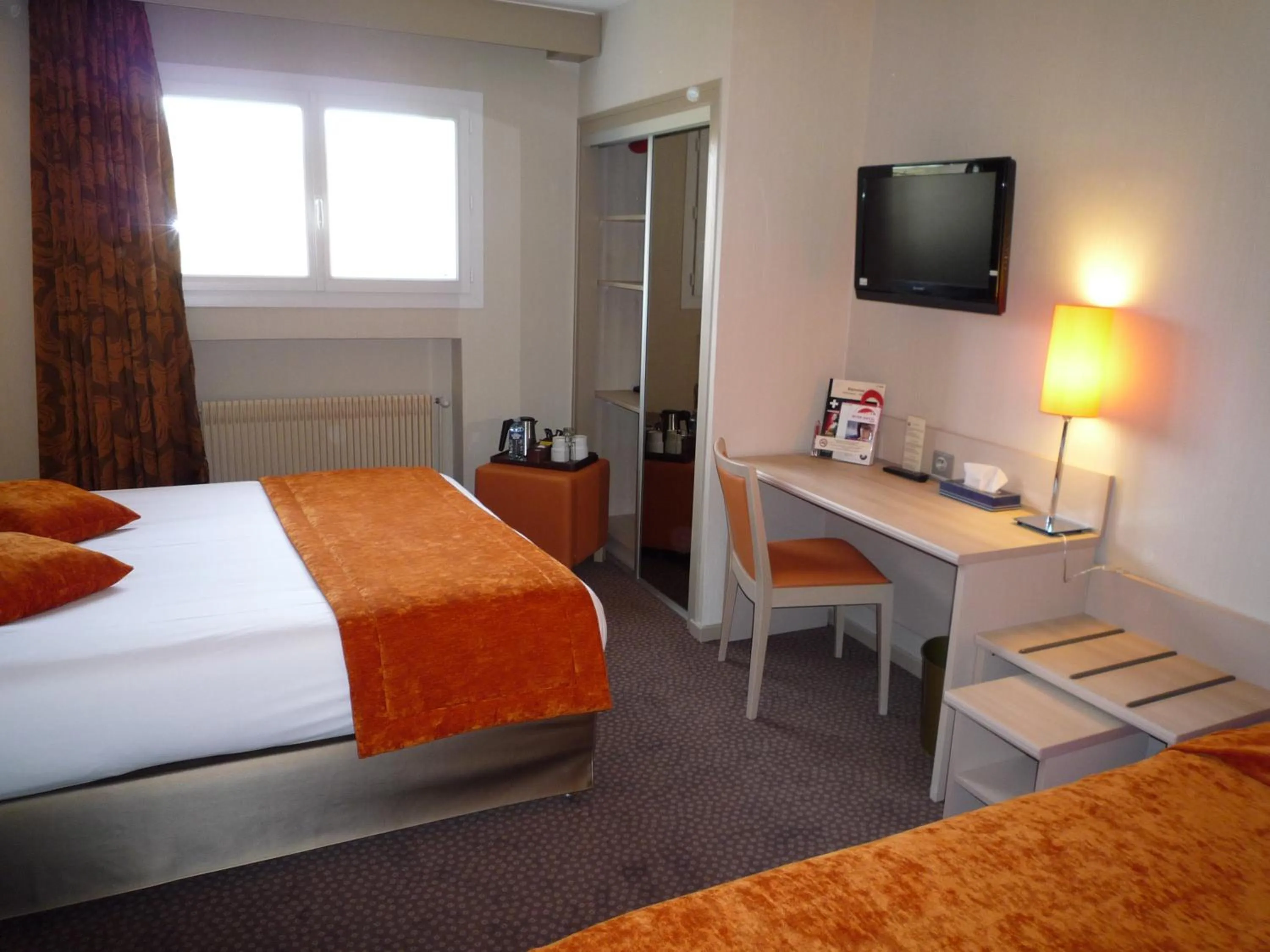 Photo of the whole room, Bed in The Originals City, Hôtel Rey du Mont Sion, Saint-Julien-en-Genevois Sud