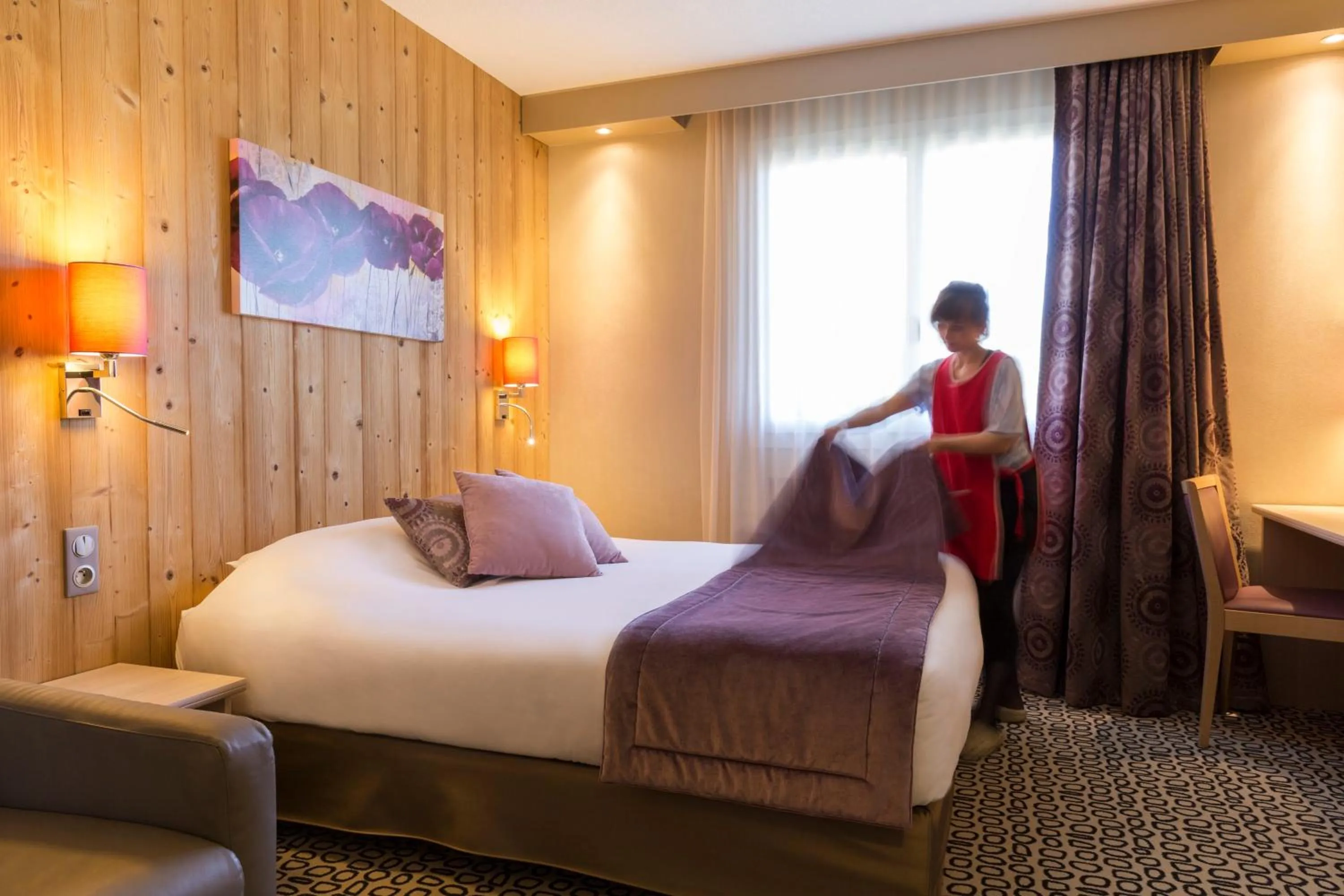 Bedroom, Bed in The Originals City, Hôtel Rey du Mont Sion, Saint-Julien-en-Genevois Sud