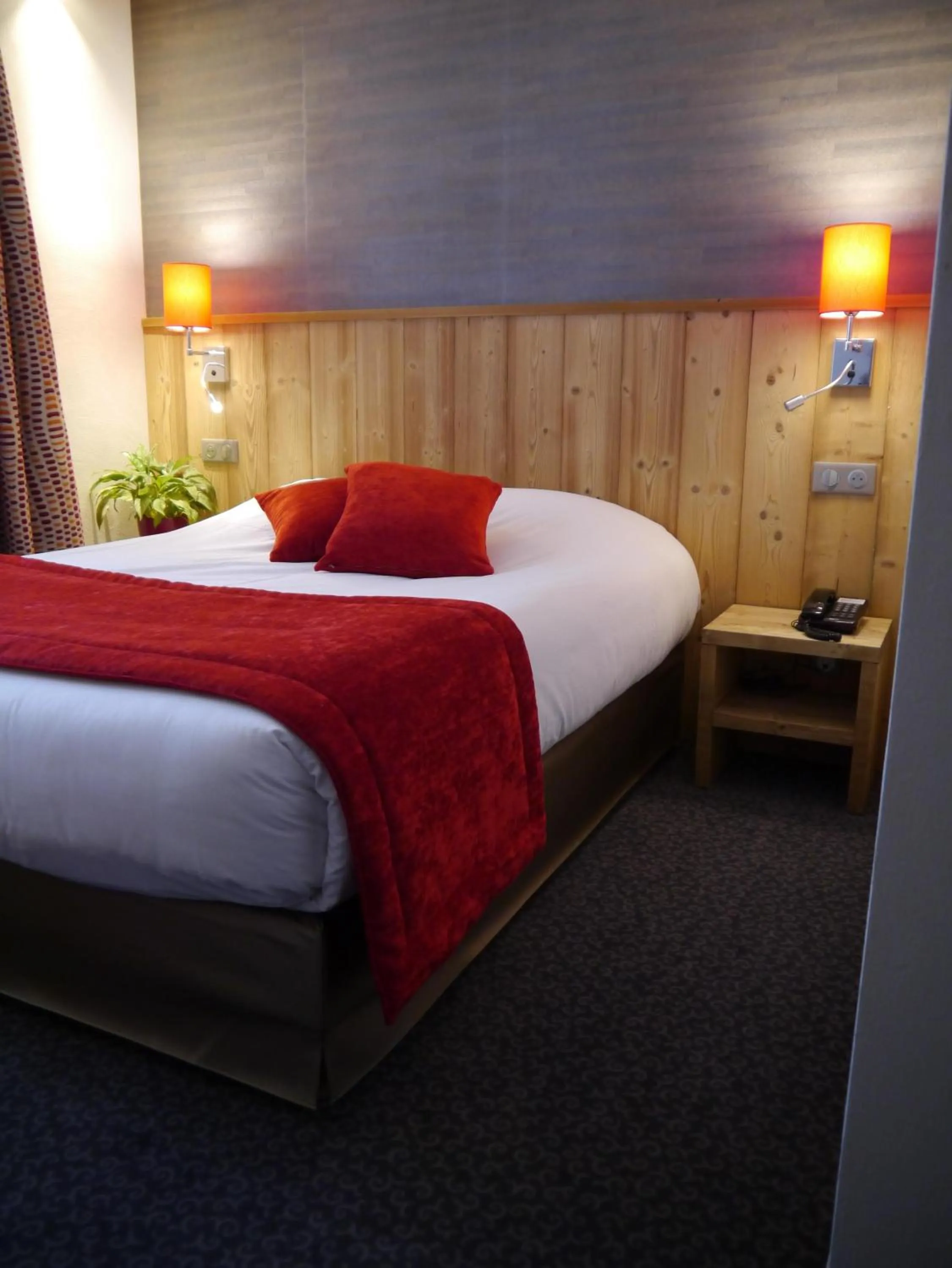 Bedroom, Bed in The Originals City, Hôtel Rey du Mont Sion, Saint-Julien-en-Genevois Sud