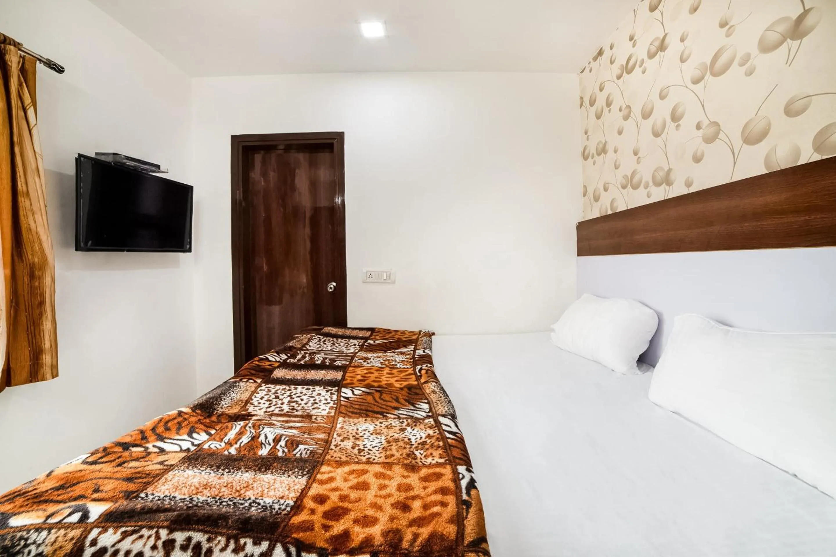 Bathroom, Bed in Super Hotel O Chahal Guest House Near Nangloi Railway Station Metro Station