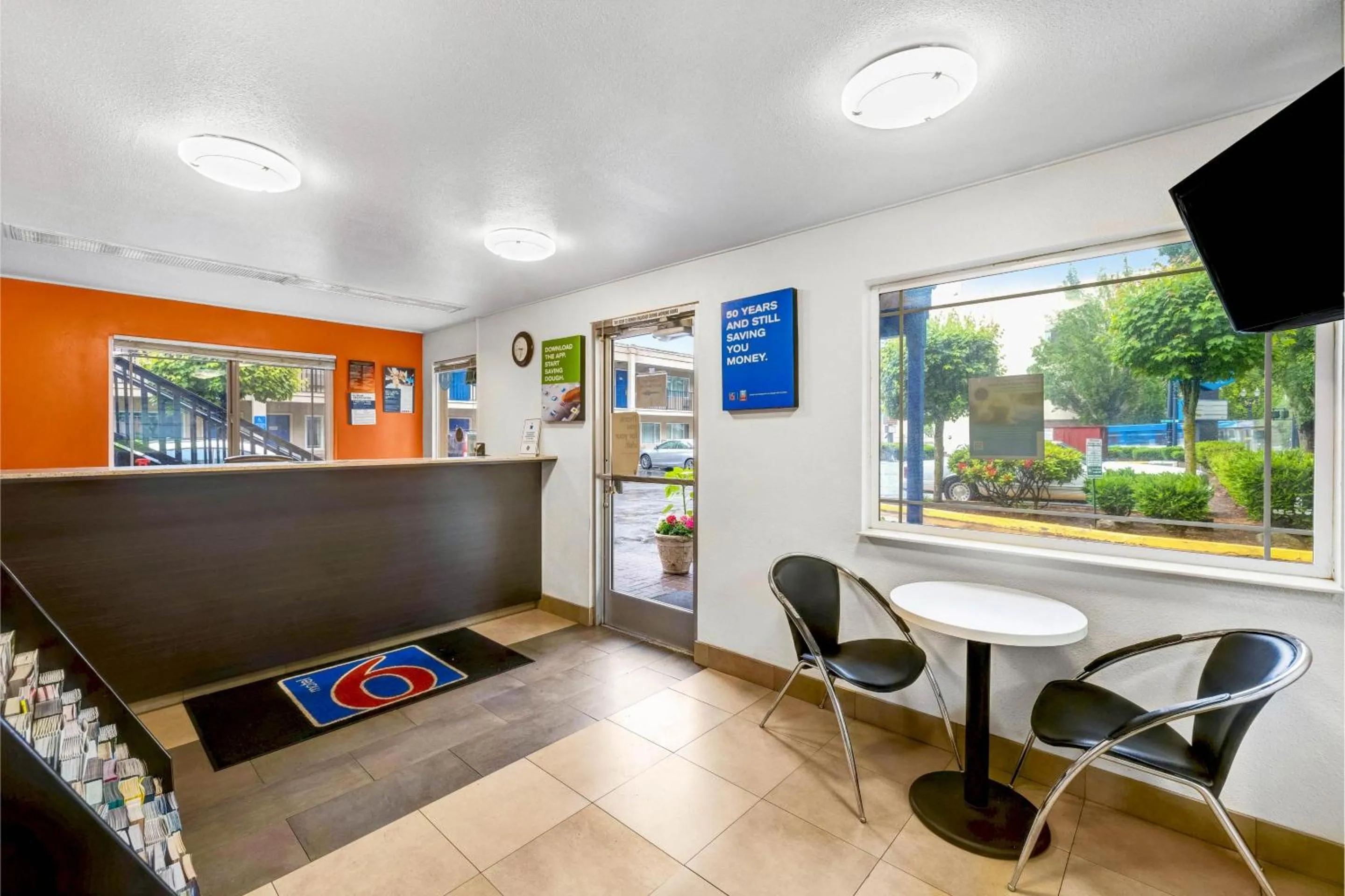 Seating area in Motel 6 - Motel 6 Portland, OR - Downtown