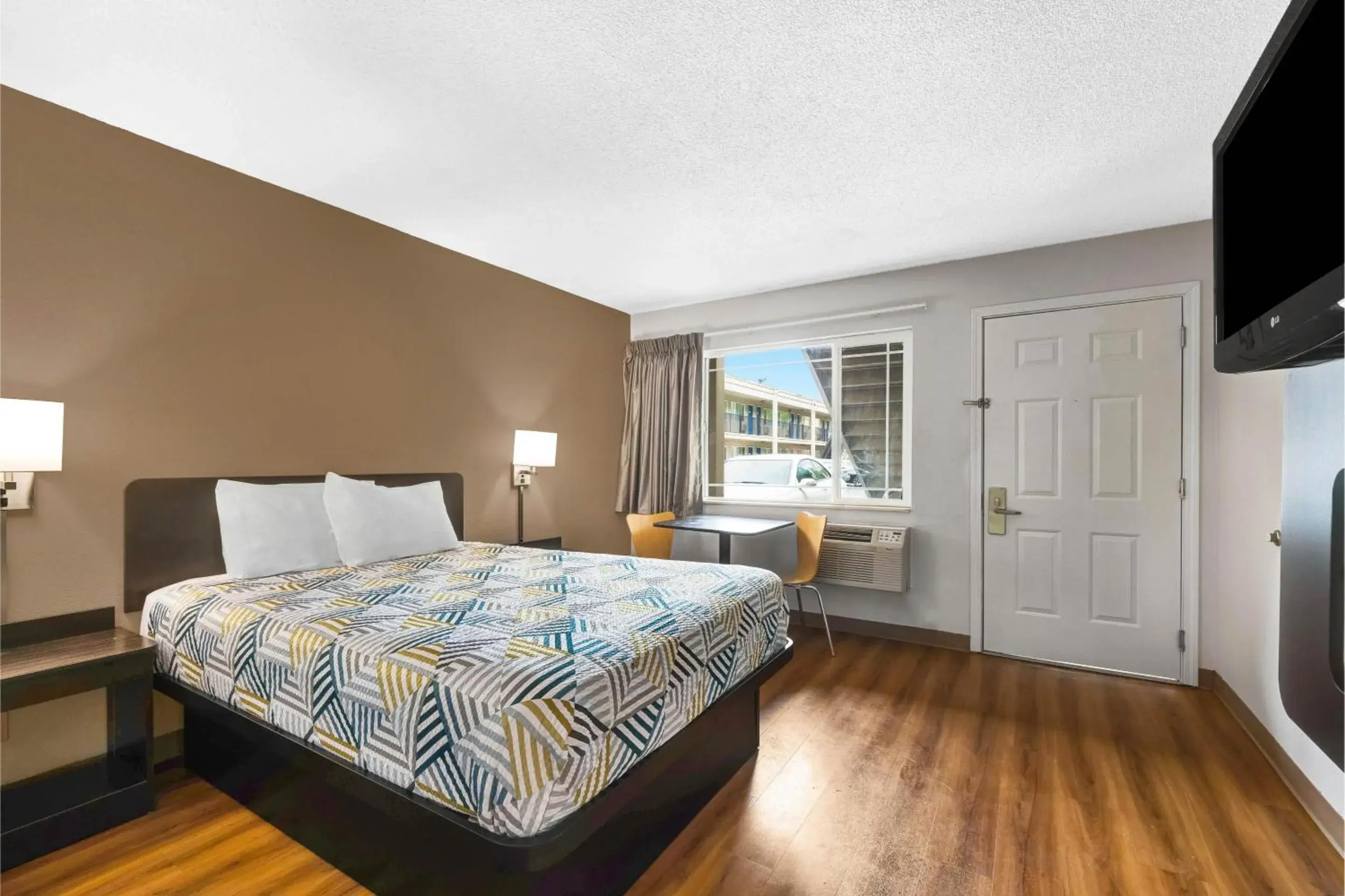 Deluxe Queen Room - single occupancy in Motel 6 - Motel 6 Portland, OR - Downtown Deluxe Queen Room - single occupancy in Motel 6 - Motel 6 Portland, OR - Downtown