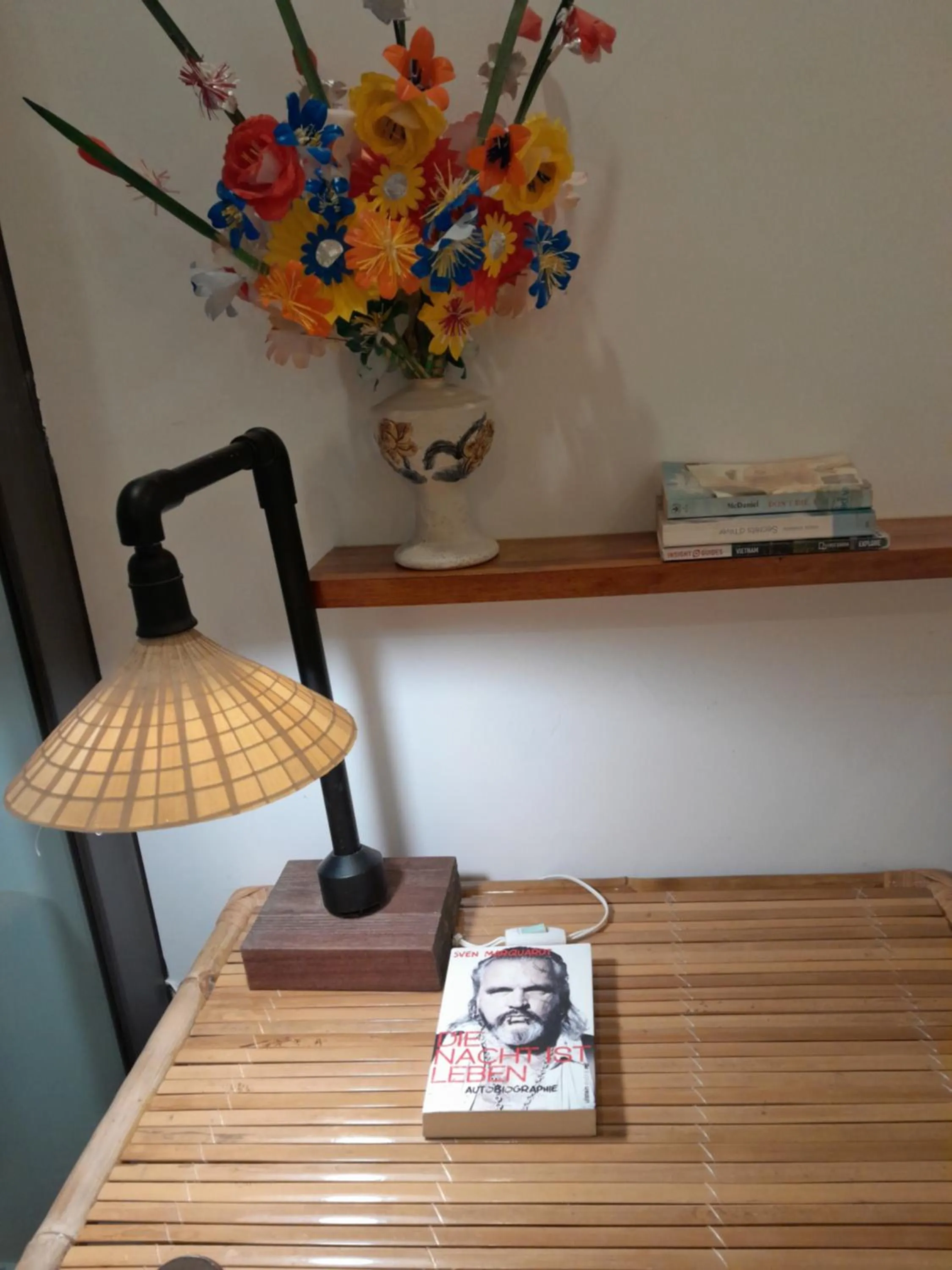 Library in Tâm Homestay